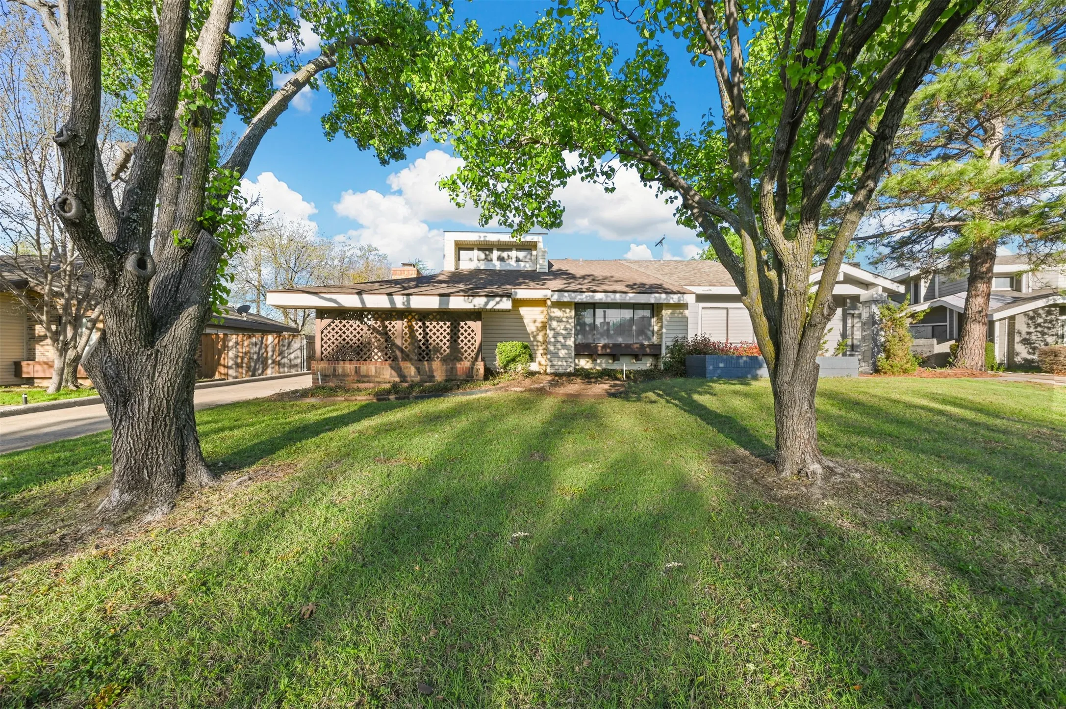 Duplex For Rent in Denton County , 522 Hunters Glen Street, Lewisville, Texas 75067, 3 Bedroom, 2 Bathroom, Garage spaces, 1,469 Sqft, built in 1983, mls#21364629, Real Estate Agent in Lewisville, Homes For Rent in Denton county, Homes For Rent in Lewisville, Realtor in Lewisville Texas, Real Estate Brokerage Independent Realty Texas, Luminita Cordes Realtor