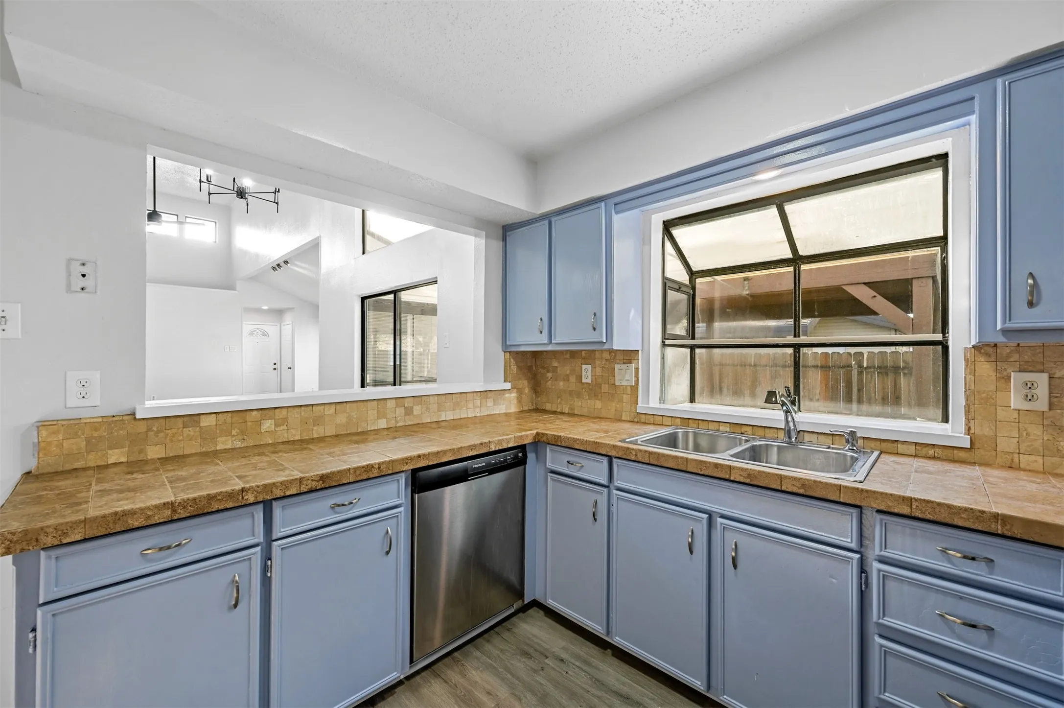 Duplex For Rent in Denton County , 522 Hunters Glen Street, Lewisville, Texas 75067, 3 Bedroom, 2 Bathroom, Garage spaces, 1,469 Sqft, built in 1983, mls#21364629, Real Estate Agent in Lewisville, Homes For Rent in Denton county, Homes For Rent in Lewisville, Realtor in Lewisville Texas, Real Estate Brokerage Independent Realty Texas, Luminita Cordes Realtor