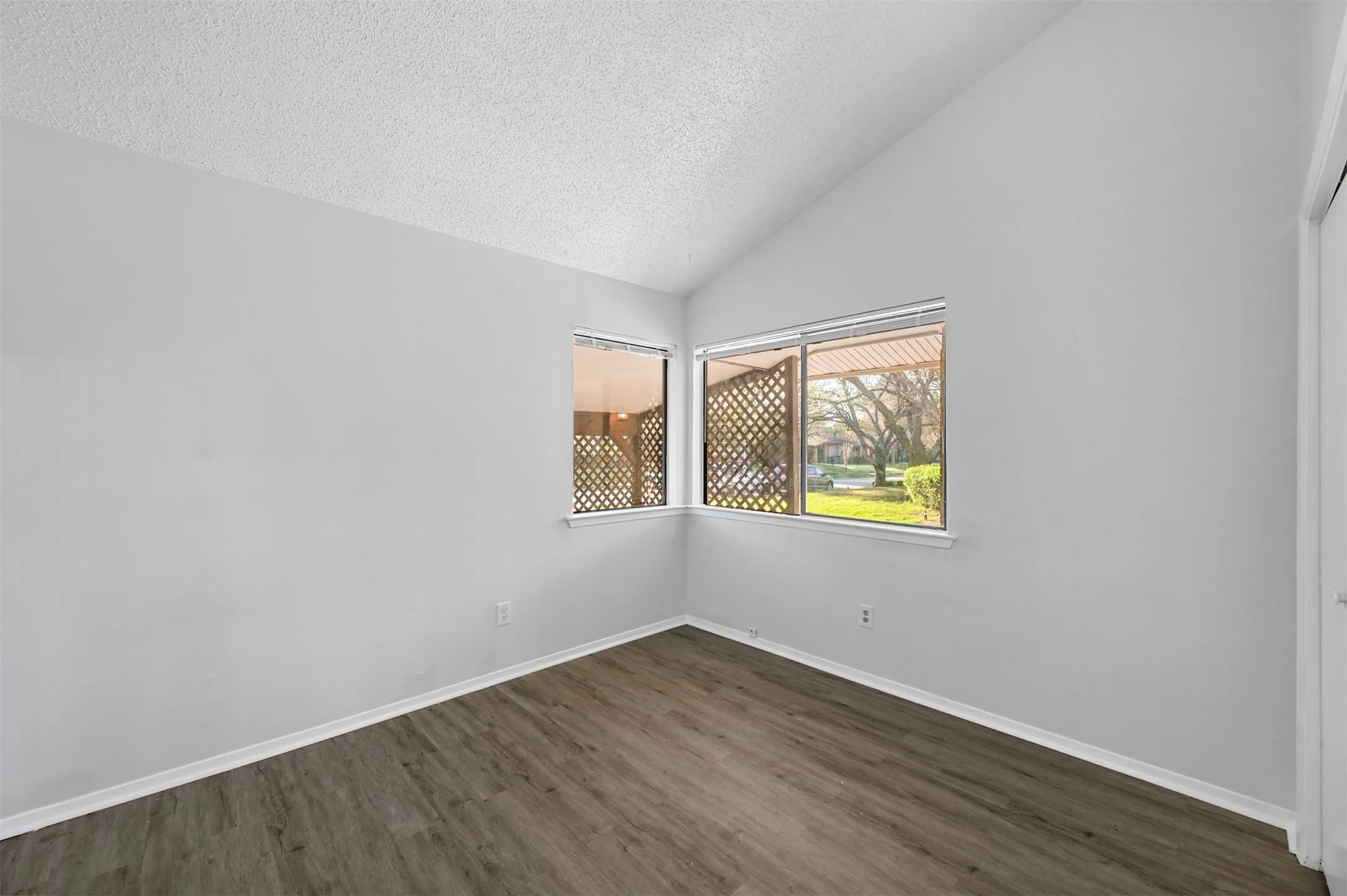 Duplex For Rent in Denton County , 522 Hunters Glen Street, Lewisville, Texas 75067, 3 Bedroom, 2 Bathroom, Garage spaces, 1,469 Sqft, built in 1983, mls#21364629, Real Estate Agent in Lewisville, Homes For Rent in Denton county, Homes For Rent in Lewisville, Realtor in Lewisville Texas, Real Estate Brokerage Independent Realty Texas, Luminita Cordes Realtor