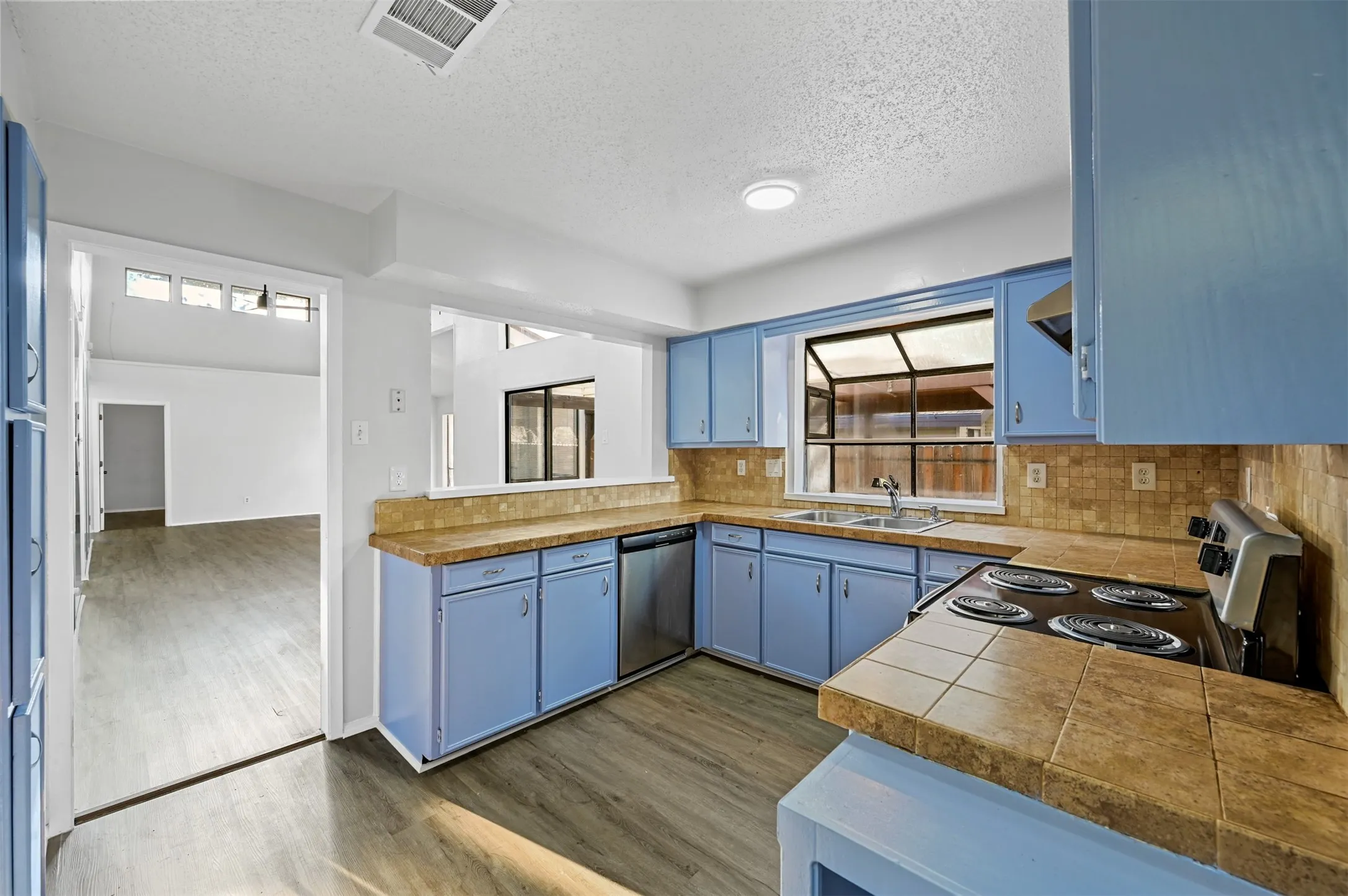 Duplex For Rent in Denton County , 522 Hunters Glen Street, Lewisville, Texas 75067, 3 Bedroom, 2 Bathroom, Garage spaces, 1,469 Sqft, built in 1983, mls#21364629, Real Estate Agent in Lewisville, Homes For Rent in Denton county, Homes For Rent in Lewisville, Realtor in Lewisville Texas, Real Estate Brokerage Independent Realty Texas, Luminita Cordes Realtor