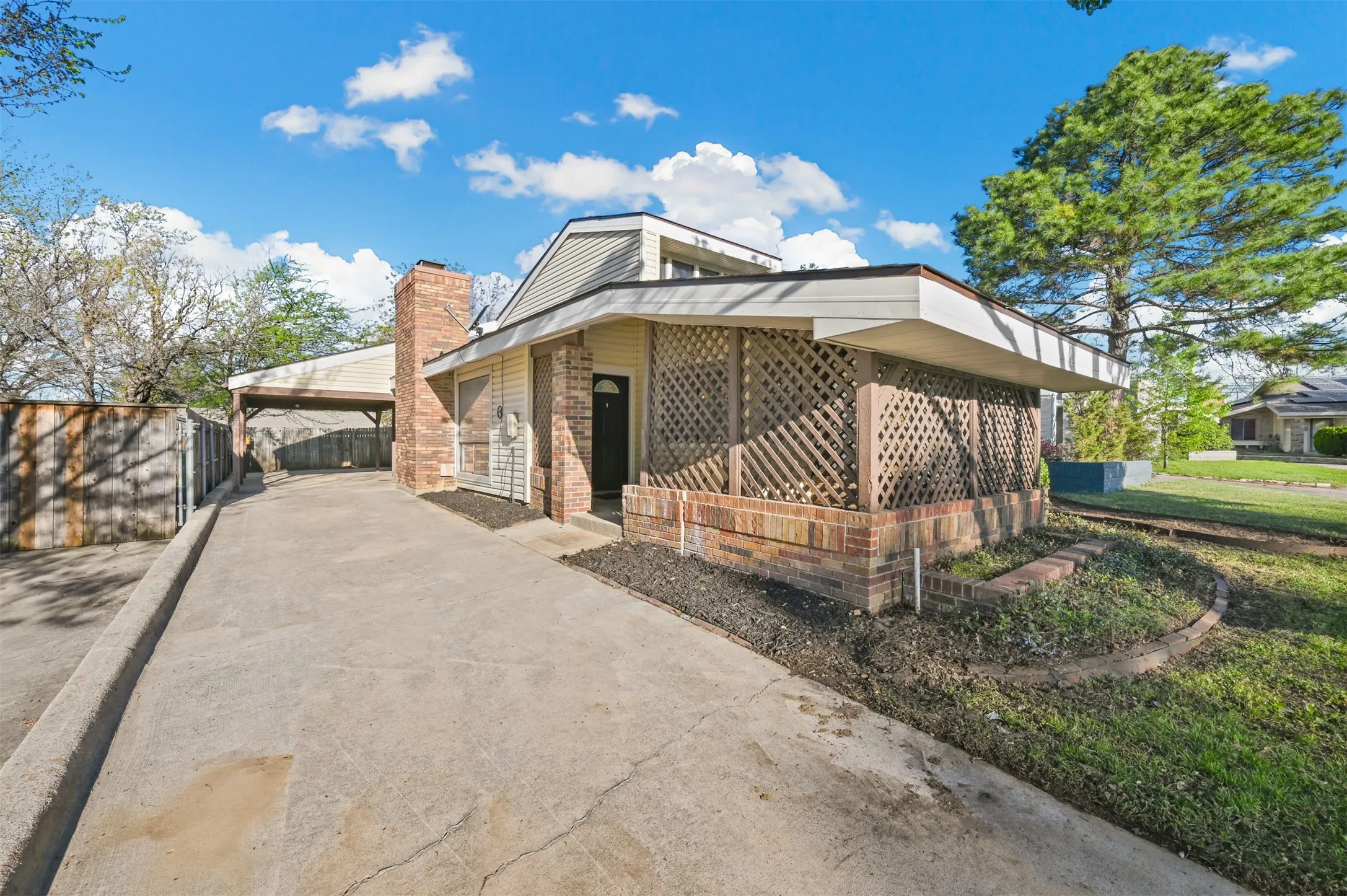 Duplex For Rent in Denton County , 522 Hunters Glen Street, Lewisville, Texas 75067, 3 Bedroom, 2 Bathroom, Garage spaces, 1,469 Sqft, built in 1983, mls#21364629, Real Estate Agent in Lewisville, Homes For Rent in Denton county, Homes For Rent in Lewisville, Realtor in Lewisville Texas, Real Estate Brokerage Independent Realty Texas, Luminita Cordes Realtor
