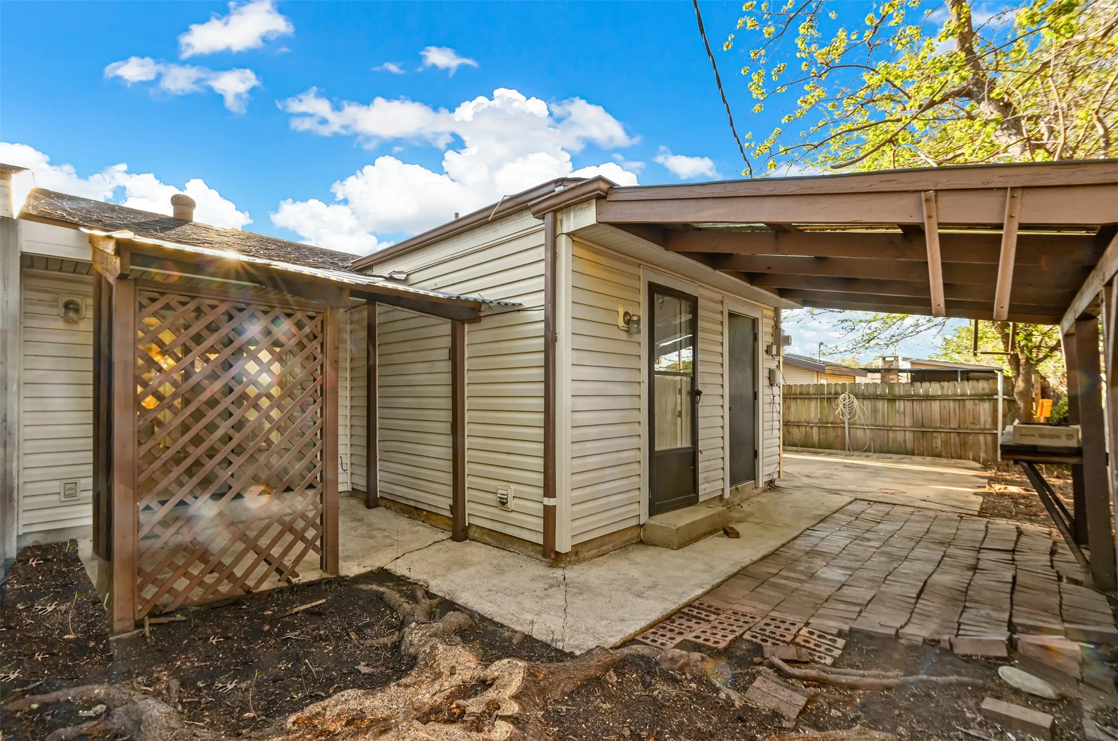 Duplex For Rent in Denton County , 522 Hunters Glen Street, Lewisville, Texas 75067, 3 Bedroom, 2 Bathroom, Garage spaces, 1,469 Sqft, built in 1983, mls#21364629, Real Estate Agent in Lewisville, Homes For Rent in Denton county, Homes For Rent in Lewisville, Realtor in Lewisville Texas, Real Estate Brokerage Independent Realty Texas, Luminita Cordes Realtor