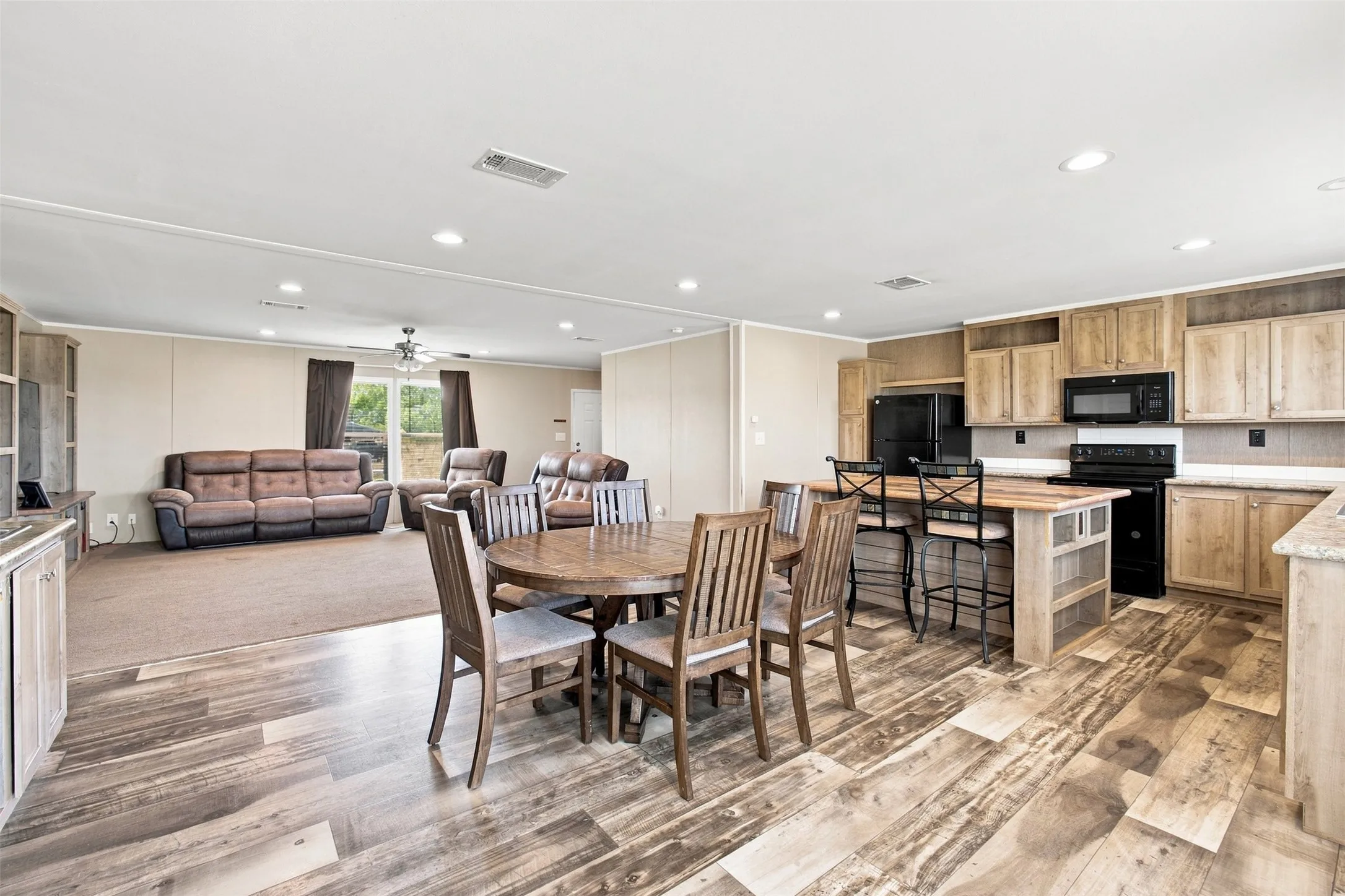 Mobile Home For Sale in Denton County , 120 Granite Drive, Ponder, Texas 76259, 3 Bedroom, 2 Bathroom, Garage spaces, 1,792 Sqft, built in 2021, mls#21364638, Real Estate Agent in Ponder, Homes For Sale in Denton county, Homes For Sale in Ponder, Realtor in Ponder Texas, Real Estate Brokerage Independent Realty Texas, Luminita Cordes Realtor