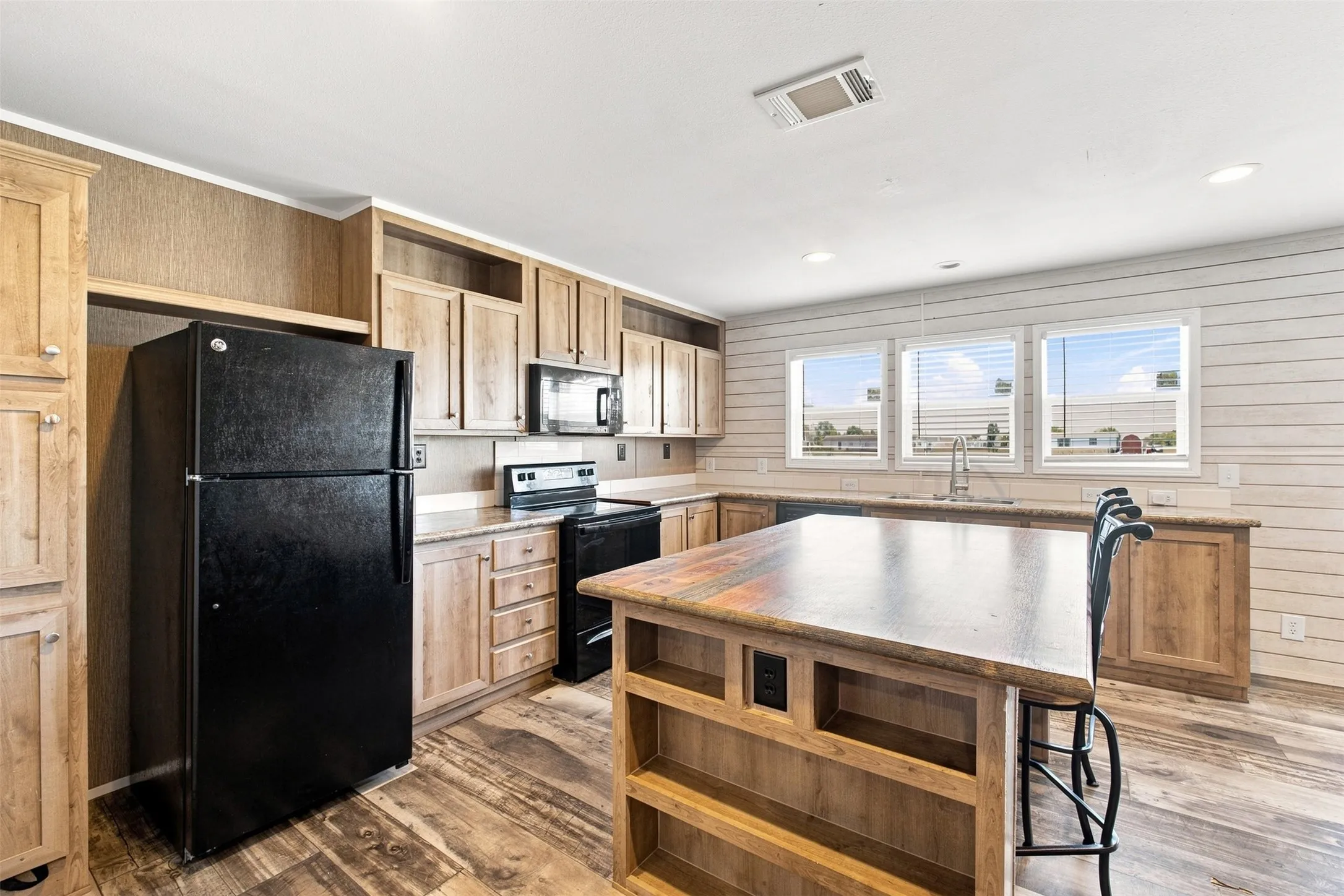 Mobile Home For Sale in Denton County , 120 Granite Drive, Ponder, Texas 76259, 3 Bedroom, 2 Bathroom, Garage spaces, 1,792 Sqft, built in 2021, mls#21364638, Real Estate Agent in Ponder, Homes For Sale in Denton county, Homes For Sale in Ponder, Realtor in Ponder Texas, Real Estate Brokerage Independent Realty Texas, Luminita Cordes Realtor
