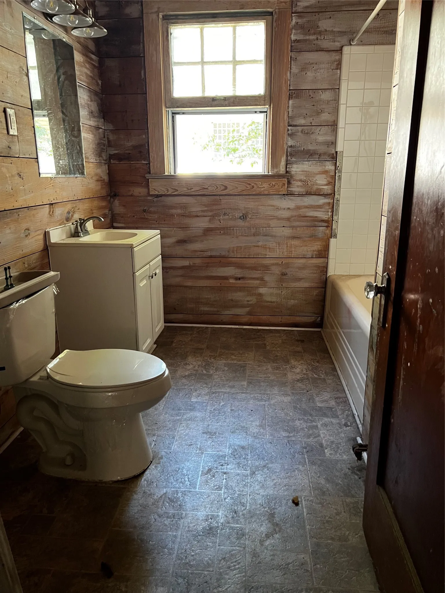 Single Family Residence For Sale in Grayson County , 1011 W Walker Street, Denison, Texas 75020, 2 Bedroom, 2 Bathroom, Garage spaces, 1,450 Sqft, built in 1930, mls#21363794, Real Estate Agent in Denison, Homes For Sale in Grayson county, Homes For Sale in Denison, Realtor in Denison Texas, Real Estate Brokerage Independent Realty Texas, Luminita Cordes Realtor