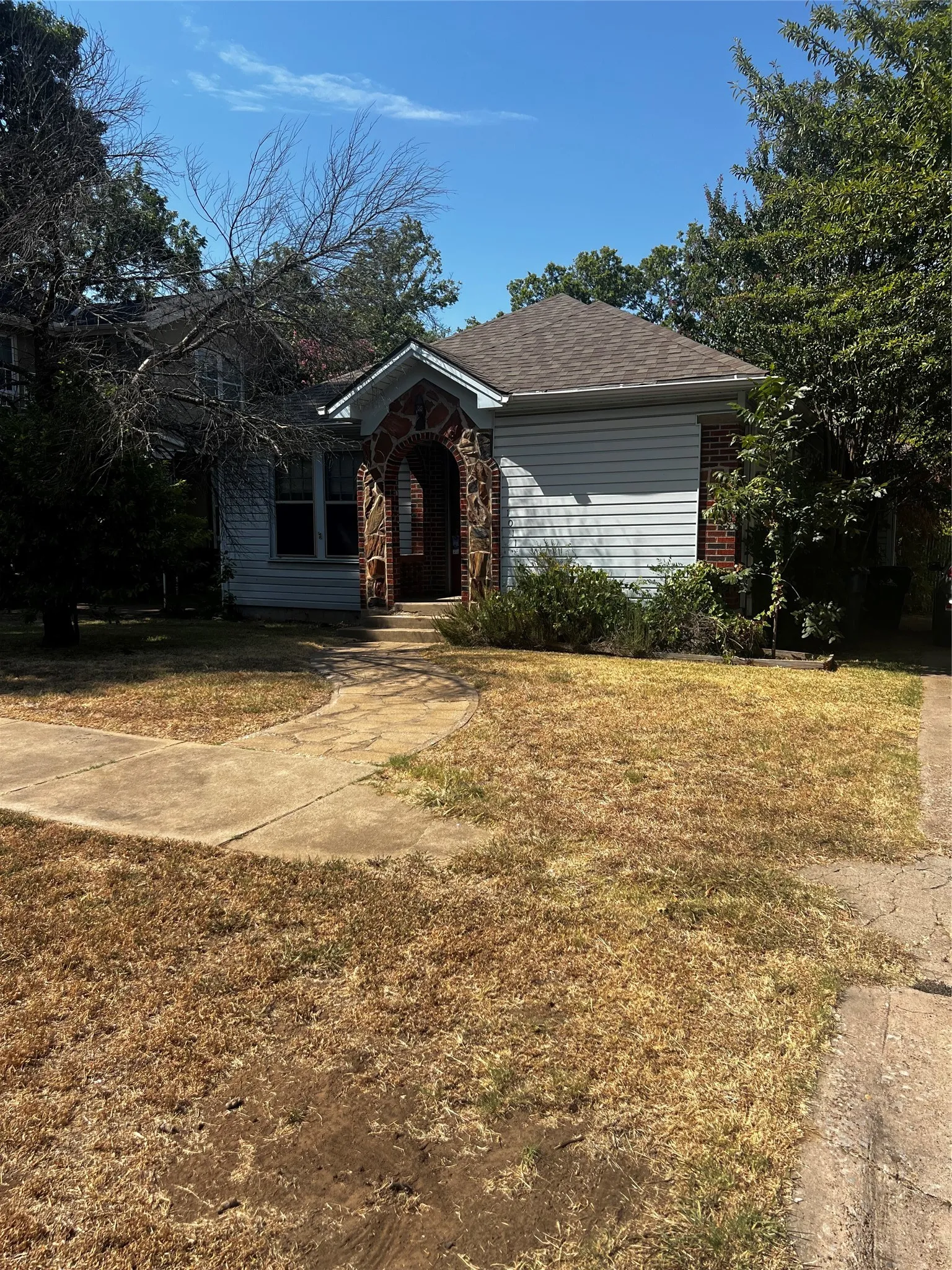 Single Family Residence For Sale in Grayson County , 1011 W Walker Street, Denison, Texas 75020, 2 Bedroom, 2 Bathroom, Garage spaces, 1,450 Sqft, built in 1930, mls#21363794, Real Estate Agent in Denison, Homes For Sale in Grayson county, Homes For Sale in Denison, Realtor in Denison Texas, Real Estate Brokerage Independent Realty Texas, Luminita Cordes Realtor