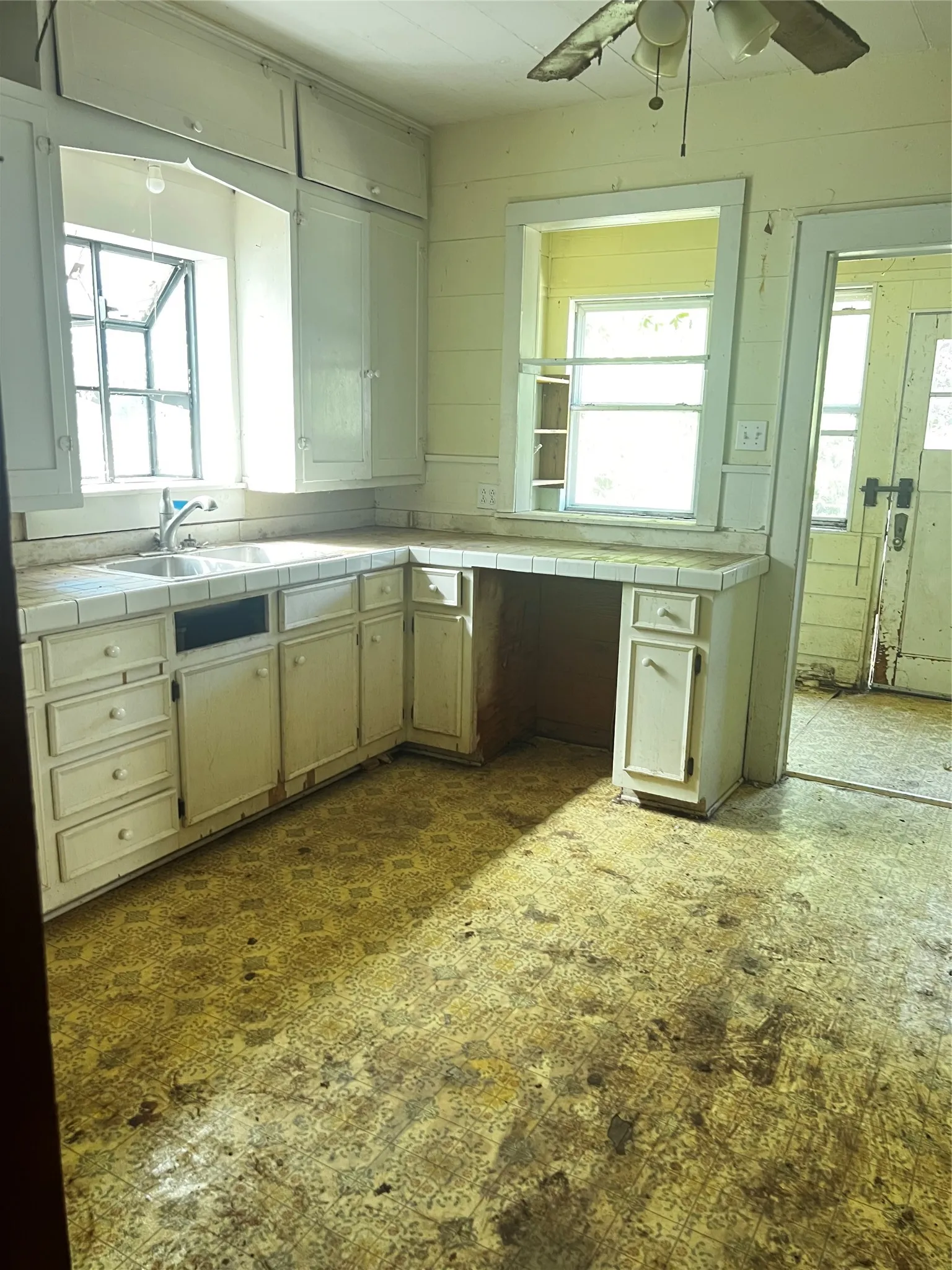 Single Family Residence For Sale in Grayson County , 1011 W Walker Street, Denison, Texas 75020, 2 Bedroom, 2 Bathroom, Garage spaces, 1,450 Sqft, built in 1930, mls#21363794, Real Estate Agent in Denison, Homes For Sale in Grayson county, Homes For Sale in Denison, Realtor in Denison Texas, Real Estate Brokerage Independent Realty Texas, Luminita Cordes Realtor