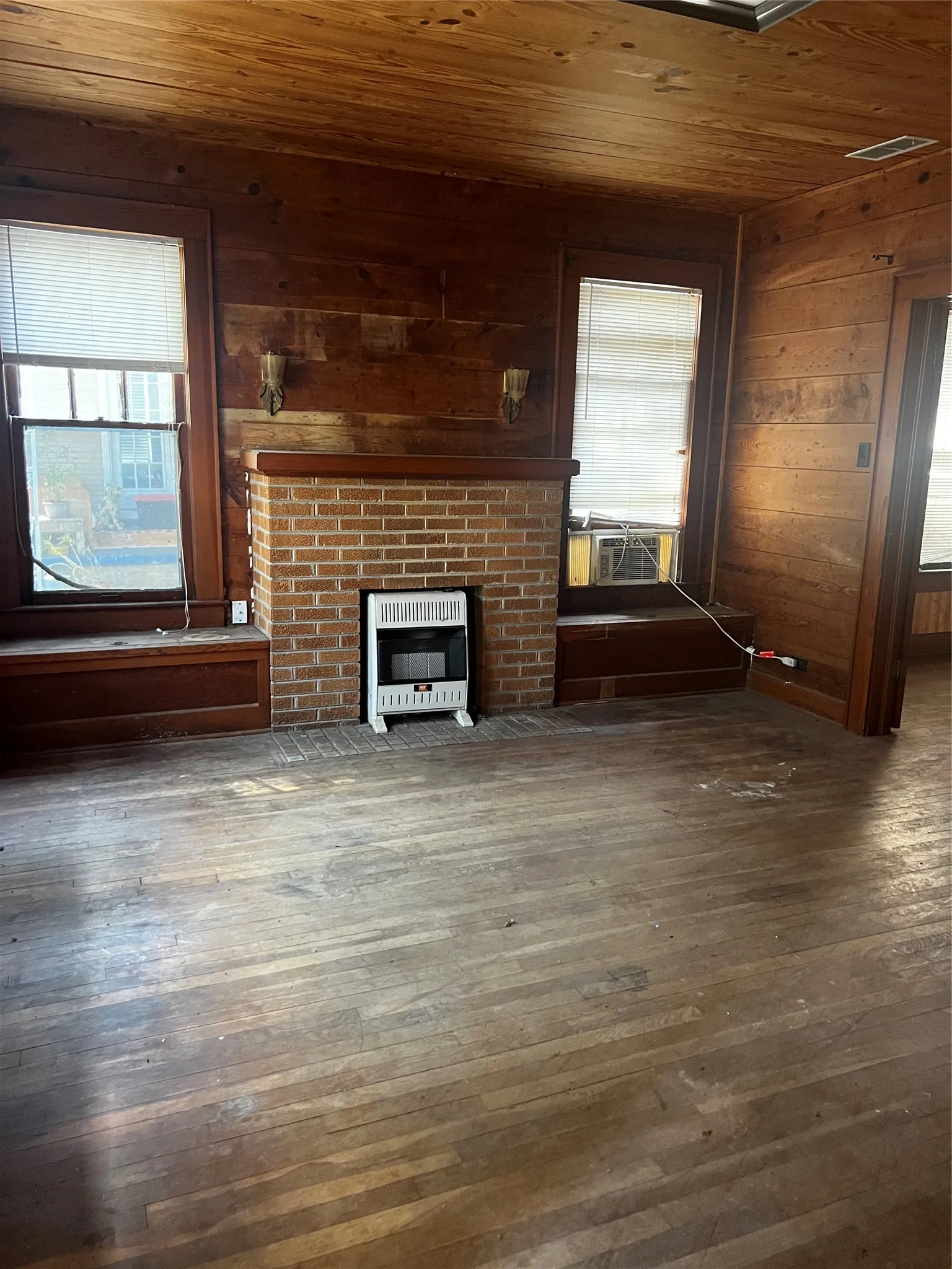 Single Family Residence For Sale in Grayson County , 1011 W Walker Street, Denison, Texas 75020, 2 Bedroom, 2 Bathroom, Garage spaces, 1,450 Sqft, built in 1930, mls#21363794, Real Estate Agent in Denison, Homes For Sale in Grayson county, Homes For Sale in Denison, Realtor in Denison Texas, Real Estate Brokerage Independent Realty Texas, Luminita Cordes Realtor