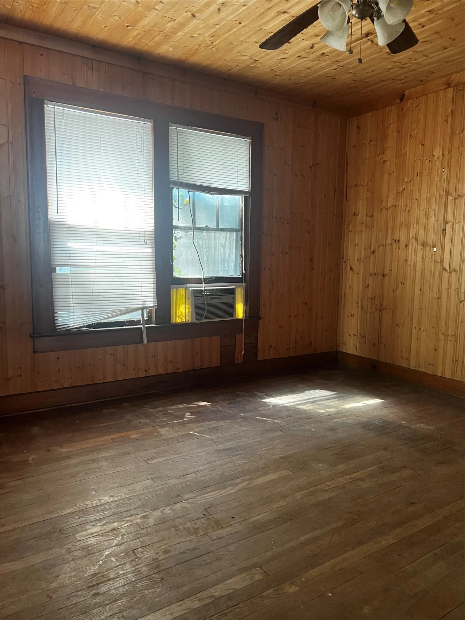 Single Family Residence For Sale in Grayson County , 1011 W Walker Street, Denison, Texas 75020, 2 Bedroom, 2 Bathroom, Garage spaces, 1,450 Sqft, built in 1930, mls#21363794, Real Estate Agent in Denison, Homes For Sale in Grayson county, Homes For Sale in Denison, Realtor in Denison Texas, Real Estate Brokerage Independent Realty Texas, Luminita Cordes Realtor