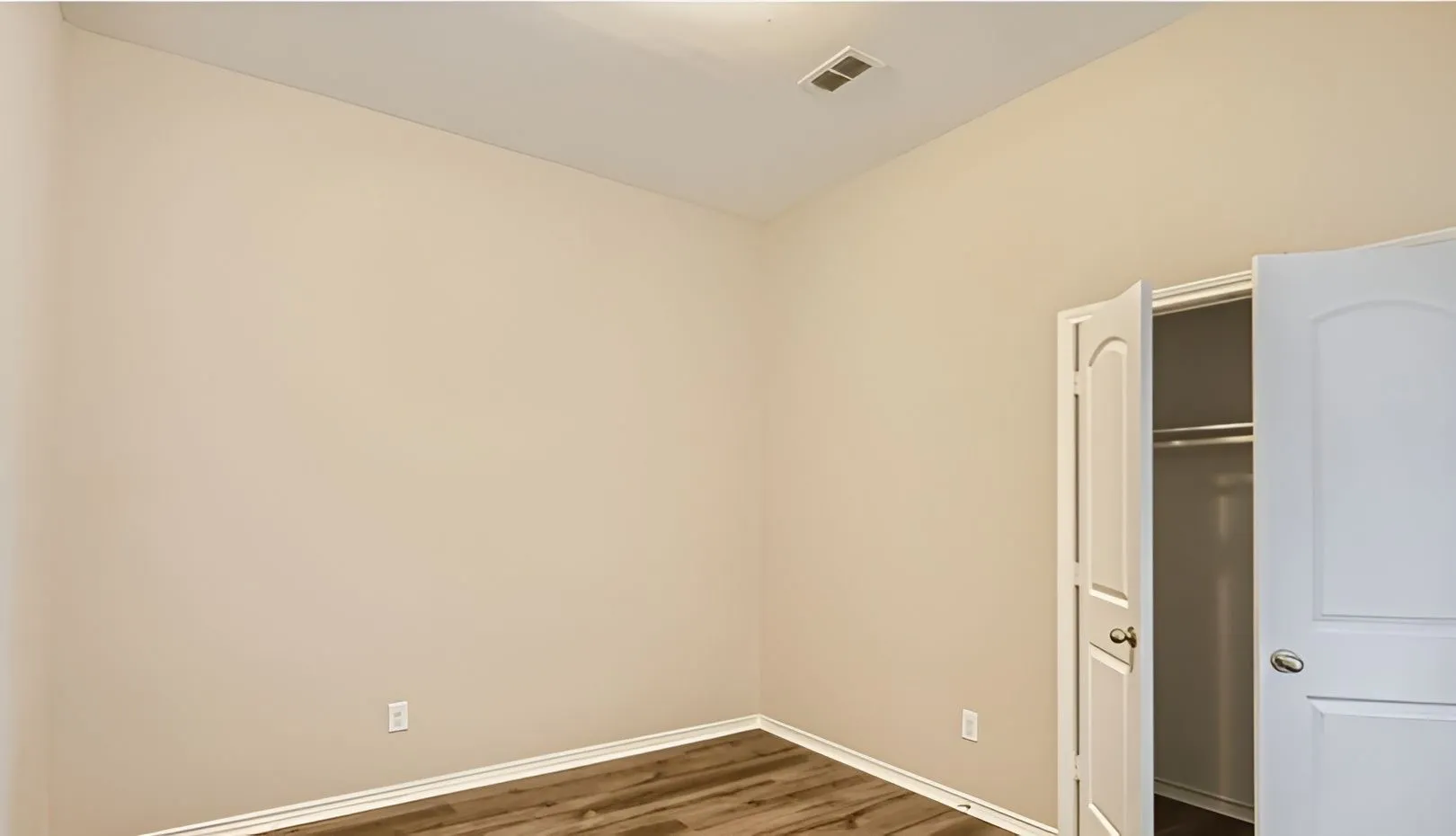 Single Family Residence For Sale in Ellis County , 221 Anthony Lane, Red Oak, Texas 75154, 4 Bedroom, 2 Bathroom, 2 Garage spaces, 1,792 Sqft, built in 2015, mls#21364631, Real Estate Agent in Red Oak, Homes For Sale in Ellis county, Homes For Sale in Red Oak, Realtor in Red Oak Texas, Real Estate Brokerage Independent Realty Texas, Luminita Cordes Realtor