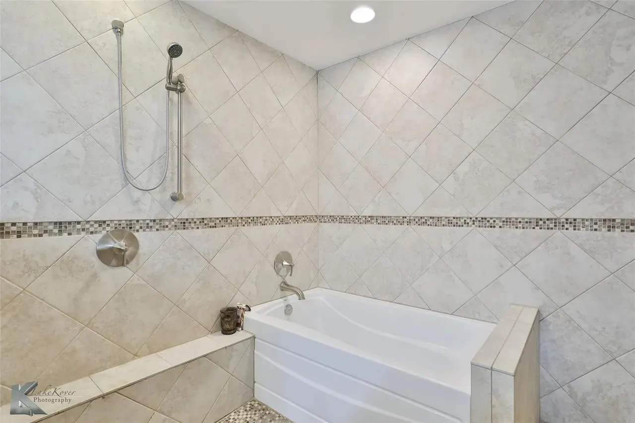 Single Family Residence For Sale in Taylor County , 718 Green Valley Drive, Abilene, Texas 79601, 4 Bedroom, 4 Bathroom, 2 Garage spaces, 2,688 Sqft, built in 1977, mls#21363743, Real Estate Agent in Abilene, Homes For Sale in Taylor county, Homes For Sale in Abilene, Realtor in Abilene Texas, Real Estate Brokerage Independent Realty Texas, Luminita Cordes Realtor
