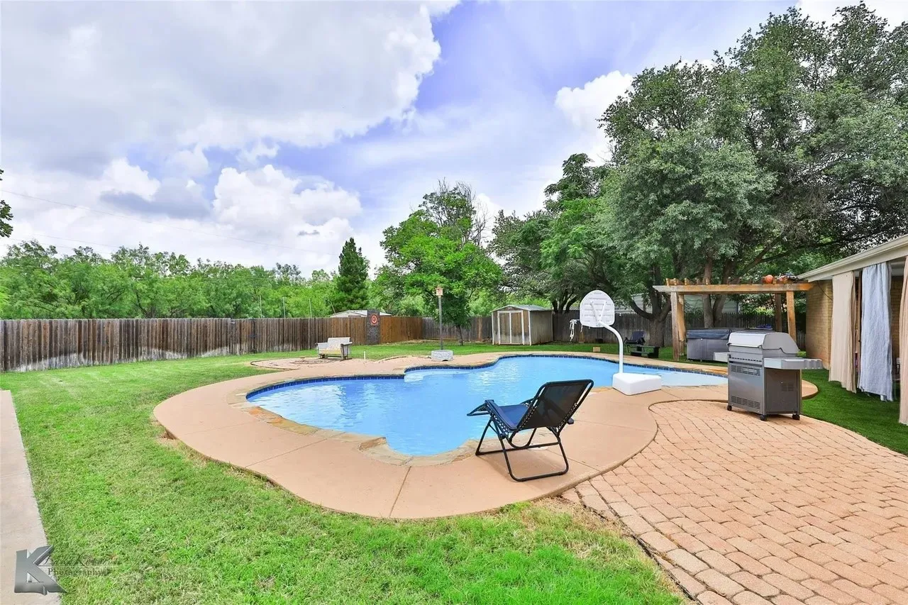 Single Family Residence For Sale in Taylor County , 718 Green Valley Drive, Abilene, Texas 79601, 4 Bedroom, 4 Bathroom, 2 Garage spaces, 2,688 Sqft, built in 1977, mls#21363743, Real Estate Agent in Abilene, Homes For Sale in Taylor county, Homes For Sale in Abilene, Realtor in Abilene Texas, Real Estate Brokerage Independent Realty Texas, Luminita Cordes Realtor