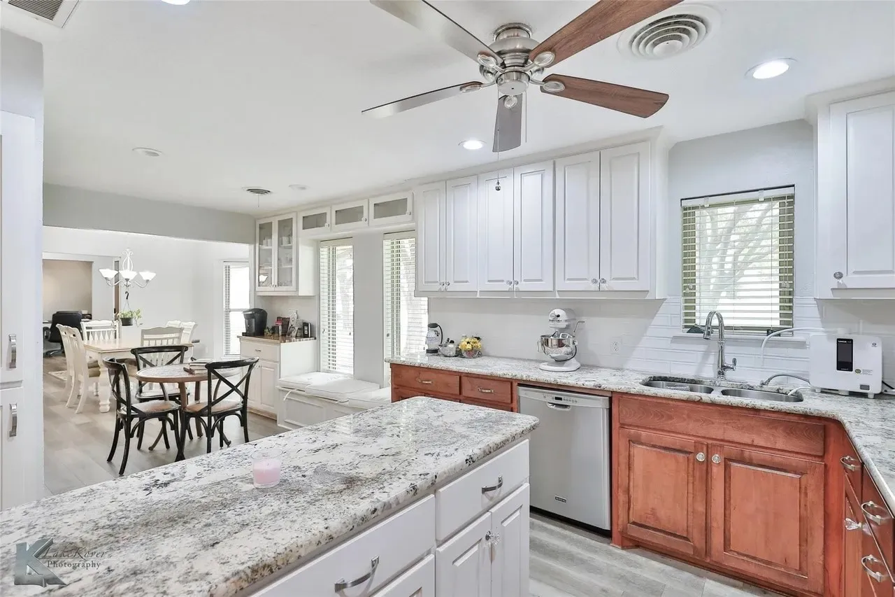 Single Family Residence For Sale in Taylor County , 718 Green Valley Drive, Abilene, Texas 79601, 4 Bedroom, 4 Bathroom, 2 Garage spaces, 2,688 Sqft, built in 1977, mls#21363743, Real Estate Agent in Abilene, Homes For Sale in Taylor county, Homes For Sale in Abilene, Realtor in Abilene Texas, Real Estate Brokerage Independent Realty Texas, Luminita Cordes Realtor