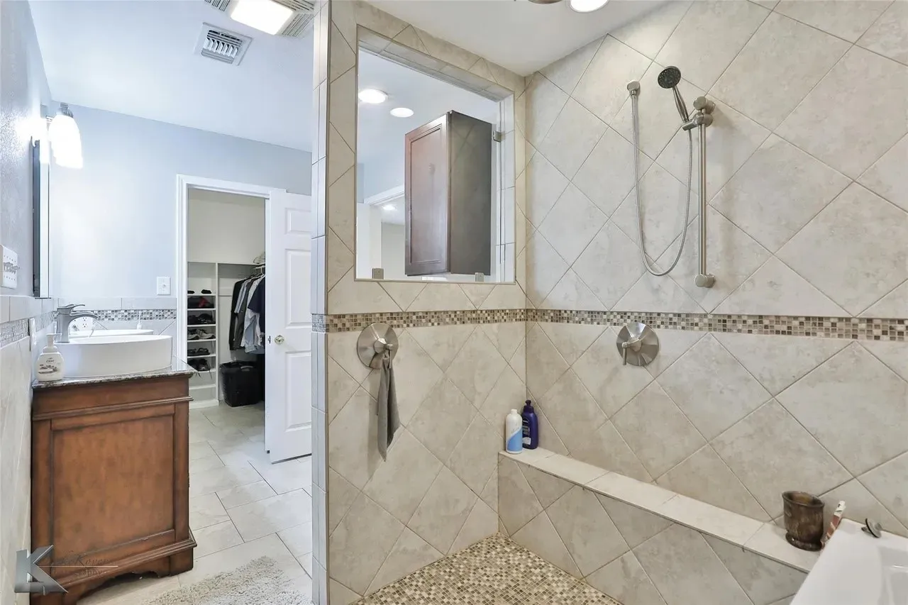 Single Family Residence For Sale in Taylor County , 718 Green Valley Drive, Abilene, Texas 79601, 4 Bedroom, 4 Bathroom, 2 Garage spaces, 2,688 Sqft, built in 1977, mls#21363743, Real Estate Agent in Abilene, Homes For Sale in Taylor county, Homes For Sale in Abilene, Realtor in Abilene Texas, Real Estate Brokerage Independent Realty Texas, Luminita Cordes Realtor