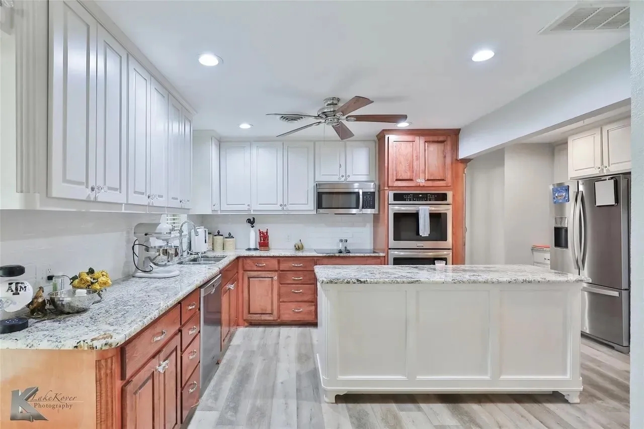 Single Family Residence For Sale in Taylor County , 718 Green Valley Drive, Abilene, Texas 79601, 4 Bedroom, 4 Bathroom, 2 Garage spaces, 2,688 Sqft, built in 1977, mls#21363743, Real Estate Agent in Abilene, Homes For Sale in Taylor county, Homes For Sale in Abilene, Realtor in Abilene Texas, Real Estate Brokerage Independent Realty Texas, Luminita Cordes Realtor