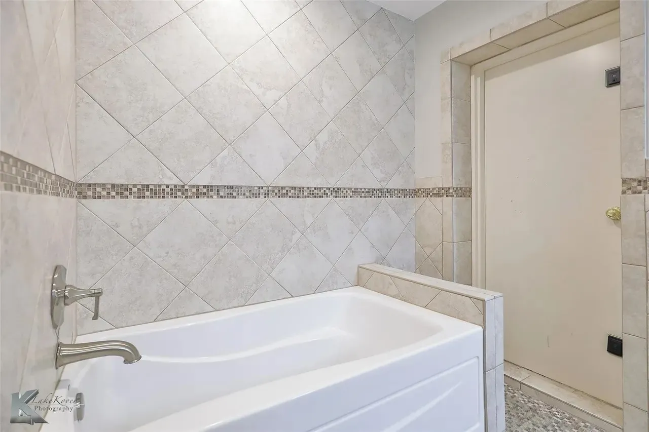 Single Family Residence For Sale in Taylor County , 718 Green Valley Drive, Abilene, Texas 79601, 4 Bedroom, 4 Bathroom, 2 Garage spaces, 2,688 Sqft, built in 1977, mls#21363743, Real Estate Agent in Abilene, Homes For Sale in Taylor county, Homes For Sale in Abilene, Realtor in Abilene Texas, Real Estate Brokerage Independent Realty Texas, Luminita Cordes Realtor