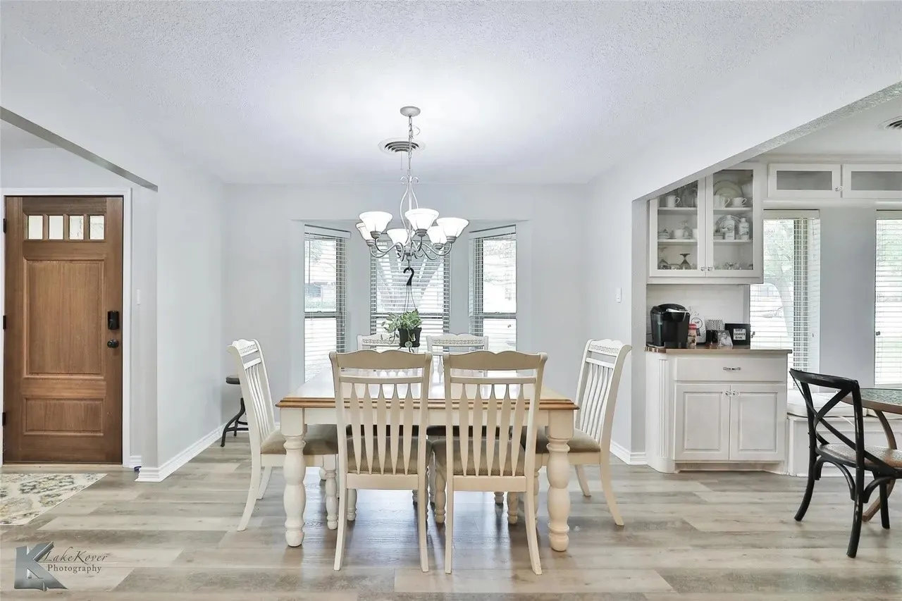 Single Family Residence For Sale in Taylor County , 718 Green Valley Drive, Abilene, Texas 79601, 4 Bedroom, 4 Bathroom, 2 Garage spaces, 2,688 Sqft, built in 1977, mls#21363743, Real Estate Agent in Abilene, Homes For Sale in Taylor county, Homes For Sale in Abilene, Realtor in Abilene Texas, Real Estate Brokerage Independent Realty Texas, Luminita Cordes Realtor
