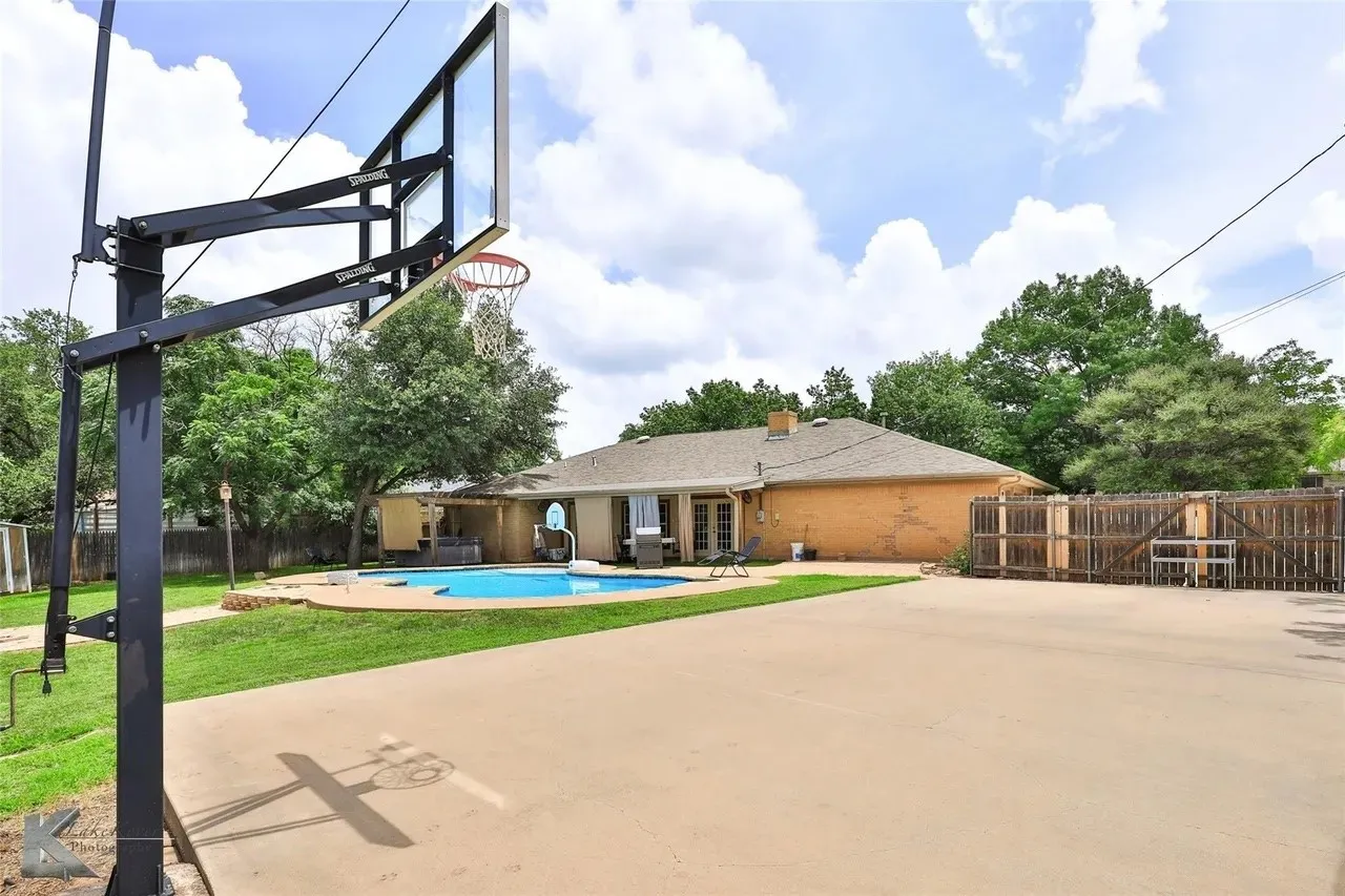 Single Family Residence For Sale in Taylor County , 718 Green Valley Drive, Abilene, Texas 79601, 4 Bedroom, 4 Bathroom, 2 Garage spaces, 2,688 Sqft, built in 1977, mls#21363743, Real Estate Agent in Abilene, Homes For Sale in Taylor county, Homes For Sale in Abilene, Realtor in Abilene Texas, Real Estate Brokerage Independent Realty Texas, Luminita Cordes Realtor