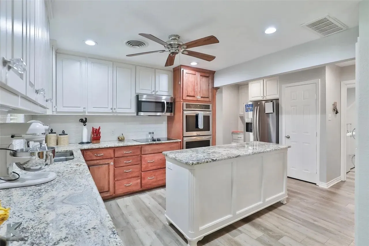 Single Family Residence For Sale in Taylor County , 718 Green Valley Drive, Abilene, Texas 79601, 4 Bedroom, 4 Bathroom, 2 Garage spaces, 2,688 Sqft, built in 1977, mls#21363743, Real Estate Agent in Abilene, Homes For Sale in Taylor county, Homes For Sale in Abilene, Realtor in Abilene Texas, Real Estate Brokerage Independent Realty Texas, Luminita Cordes Realtor