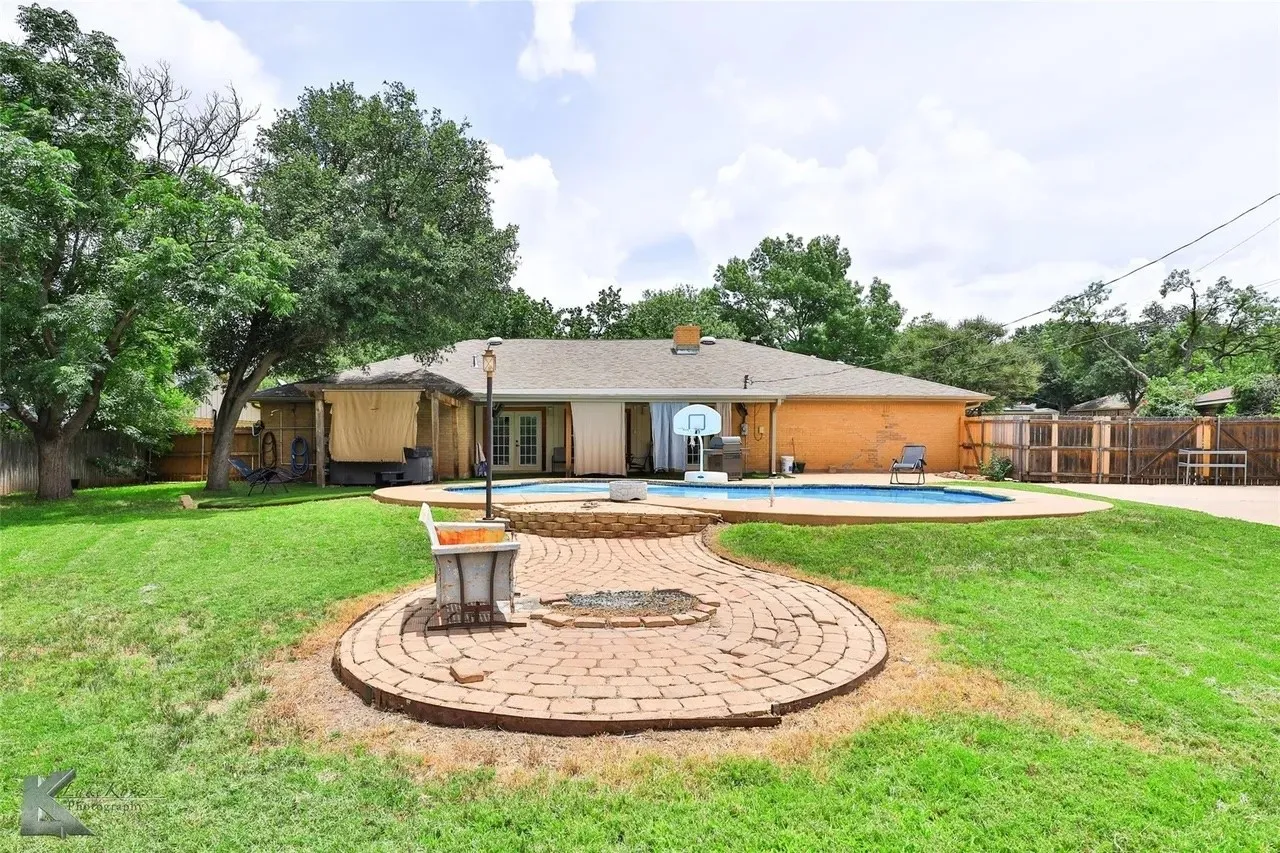 Single Family Residence For Sale in Taylor County , 718 Green Valley Drive, Abilene, Texas 79601, 4 Bedroom, 4 Bathroom, 2 Garage spaces, 2,688 Sqft, built in 1977, mls#21363743, Real Estate Agent in Abilene, Homes For Sale in Taylor county, Homes For Sale in Abilene, Realtor in Abilene Texas, Real Estate Brokerage Independent Realty Texas, Luminita Cordes Realtor