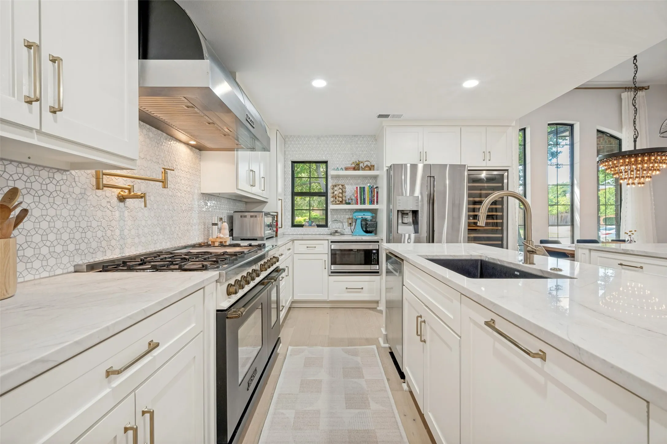 Gourmet Kitchen, upgraded appliances