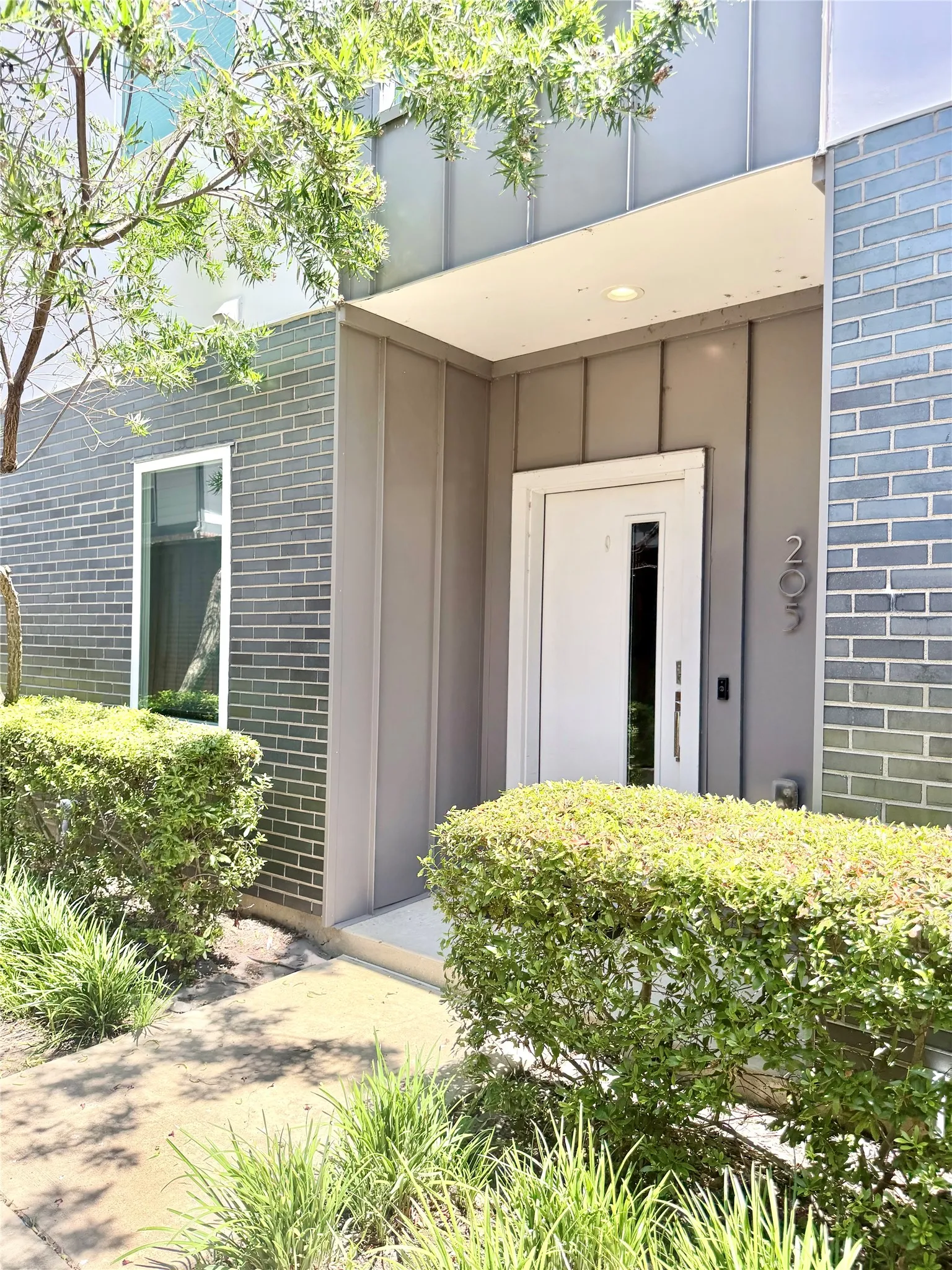 Townhouse For Sale in Dallas County , 1771 Mccoy Street 205, Dallas, Texas 75204, 2 Bedroom, 3 Bathroom, 2 Garage spaces, 2,071 Sqft, built in 2017, Price $489,000, mls#21364626, Real Estate Agent in Dallas, Homes For Sale in Dallas county, Homes For Sale in Dallas, Realtor in Dallas Texas, Real Estate Brokerage Independent Realty Texas, Luminita Cordes Realtor