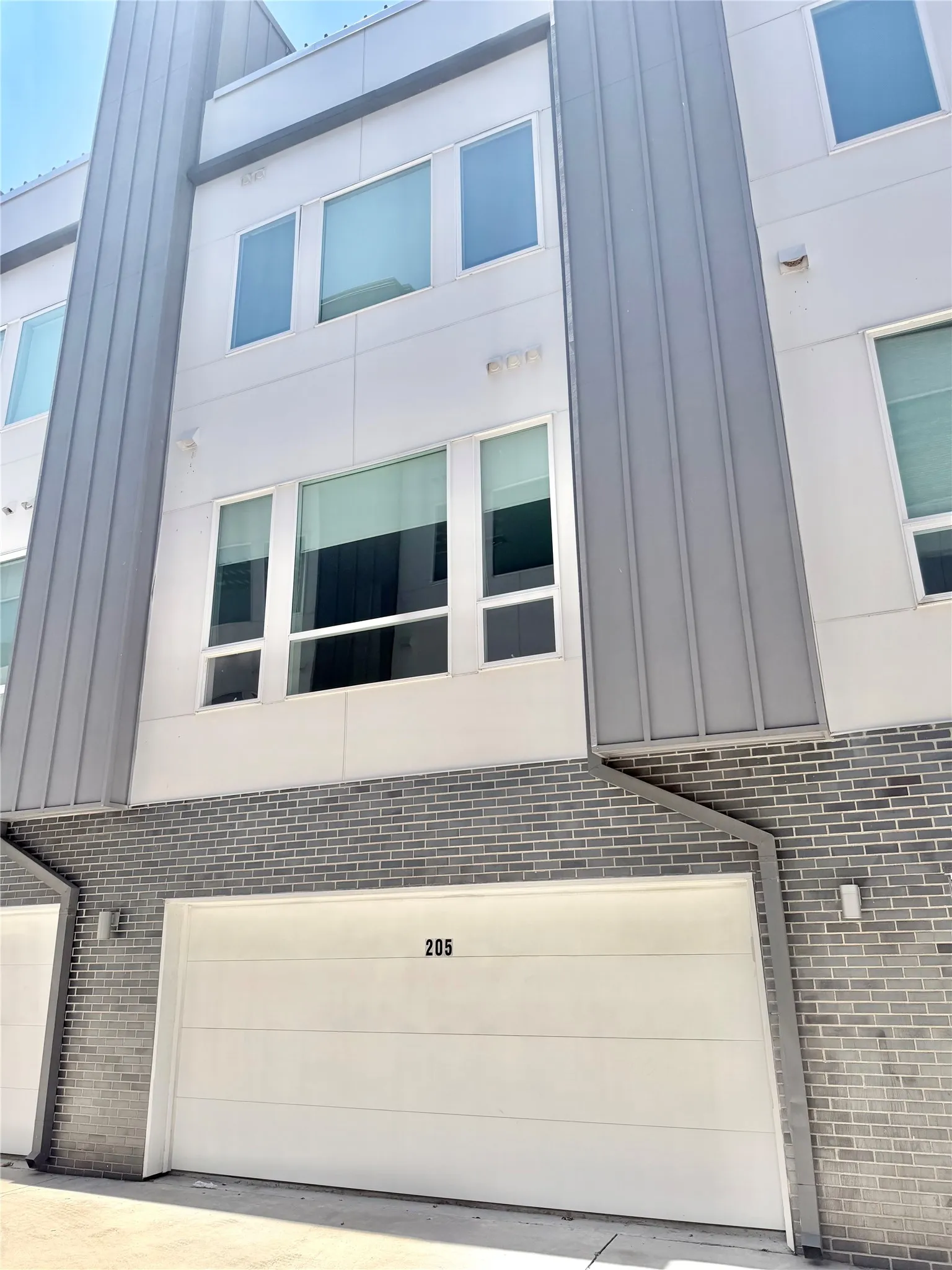 Townhouse For Sale in Dallas County , 1771 Mccoy Street 205, Dallas, Texas 75204, 2 Bedroom, 3 Bathroom, 2 Garage spaces, 2,071 Sqft, built in 2017, Price $489,000, mls#21364626, Real Estate Agent in Dallas, Homes For Sale in Dallas county, Homes For Sale in Dallas, Realtor in Dallas Texas, Real Estate Brokerage Independent Realty Texas, Luminita Cordes Realtor