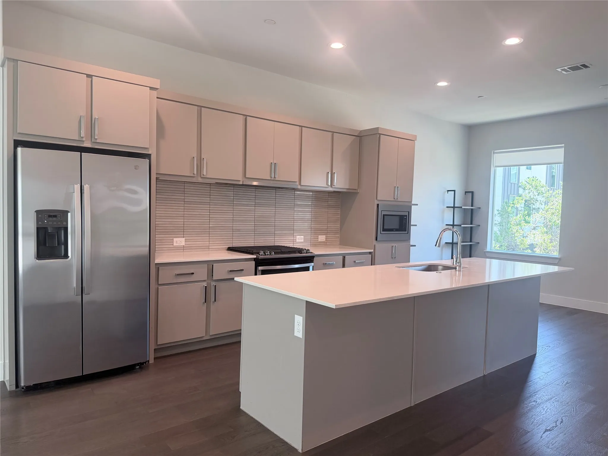 Townhouse For Sale in Dallas County , 1771 Mccoy Street 205, Dallas, Texas 75204, 2 Bedroom, 3 Bathroom, 2 Garage spaces, 2,071 Sqft, built in 2017, Price $489,000, mls#21364626, Real Estate Agent in Dallas, Homes For Sale in Dallas county, Homes For Sale in Dallas, Realtor in Dallas Texas, Real Estate Brokerage Independent Realty Texas, Luminita Cordes Realtor