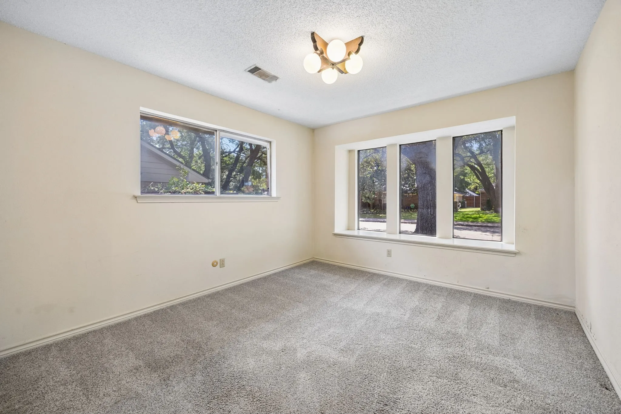 Single Family Residence For Sale in Dallas County , 6017 Timber Creek Lane, Dallas, Texas 75248, 3 Bedroom, 2 Bathroom, 2 Garage spaces, 2,332 Sqft, built in 1977, mls#21361135, Real Estate Agent in Dallas, Homes For Sale in Dallas county, Homes For Sale in Dallas, Realtor in Dallas Texas, Real Estate Brokerage Independent Realty Texas, Luminita Cordes Realtor