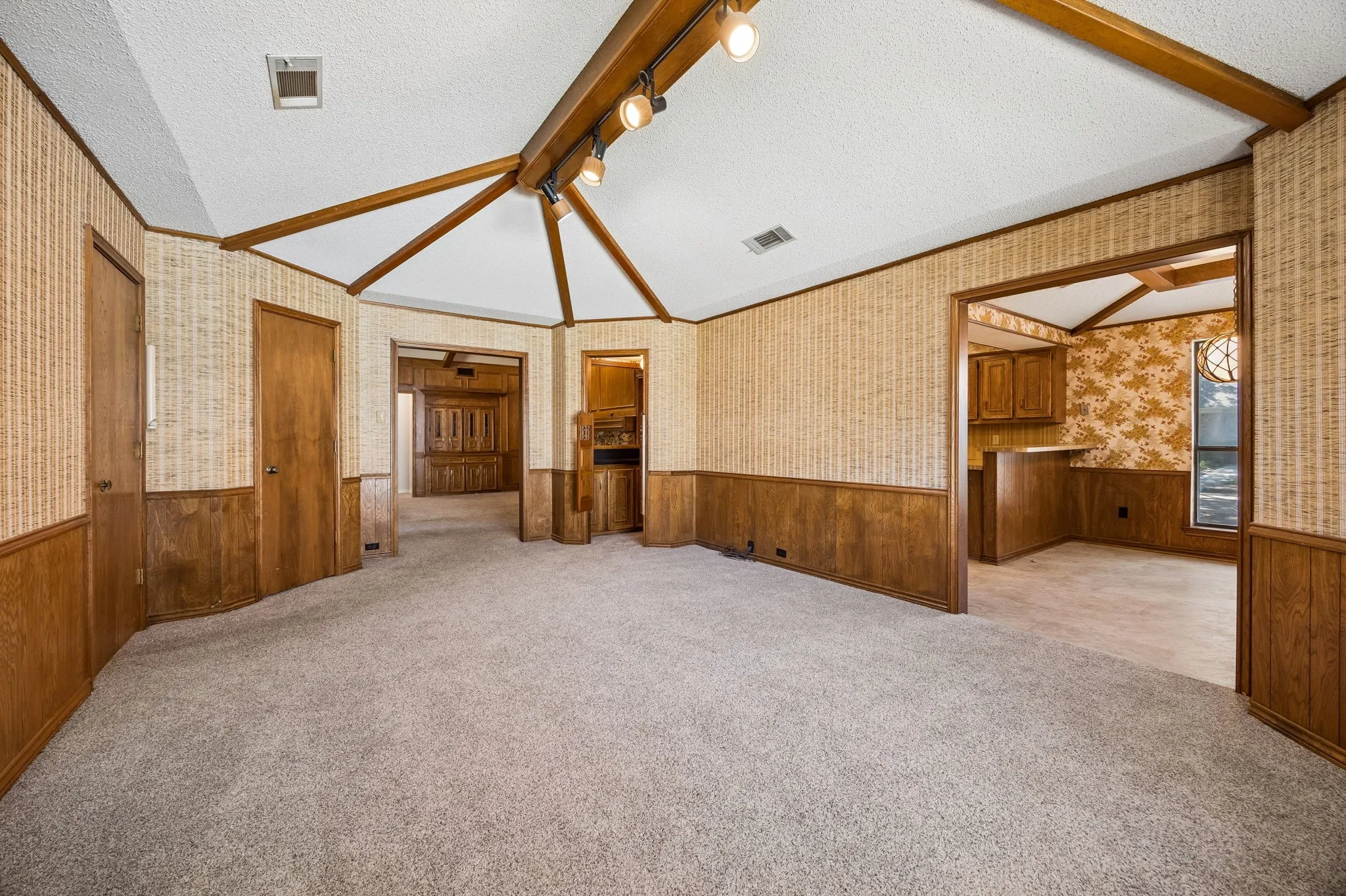 Single Family Residence For Sale in Dallas County , 6017 Timber Creek Lane, Dallas, Texas 75248, 3 Bedroom, 2 Bathroom, 2 Garage spaces, 2,332 Sqft, built in 1977, mls#21361135, Real Estate Agent in Dallas, Homes For Sale in Dallas county, Homes For Sale in Dallas, Realtor in Dallas Texas, Real Estate Brokerage Independent Realty Texas, Luminita Cordes Realtor