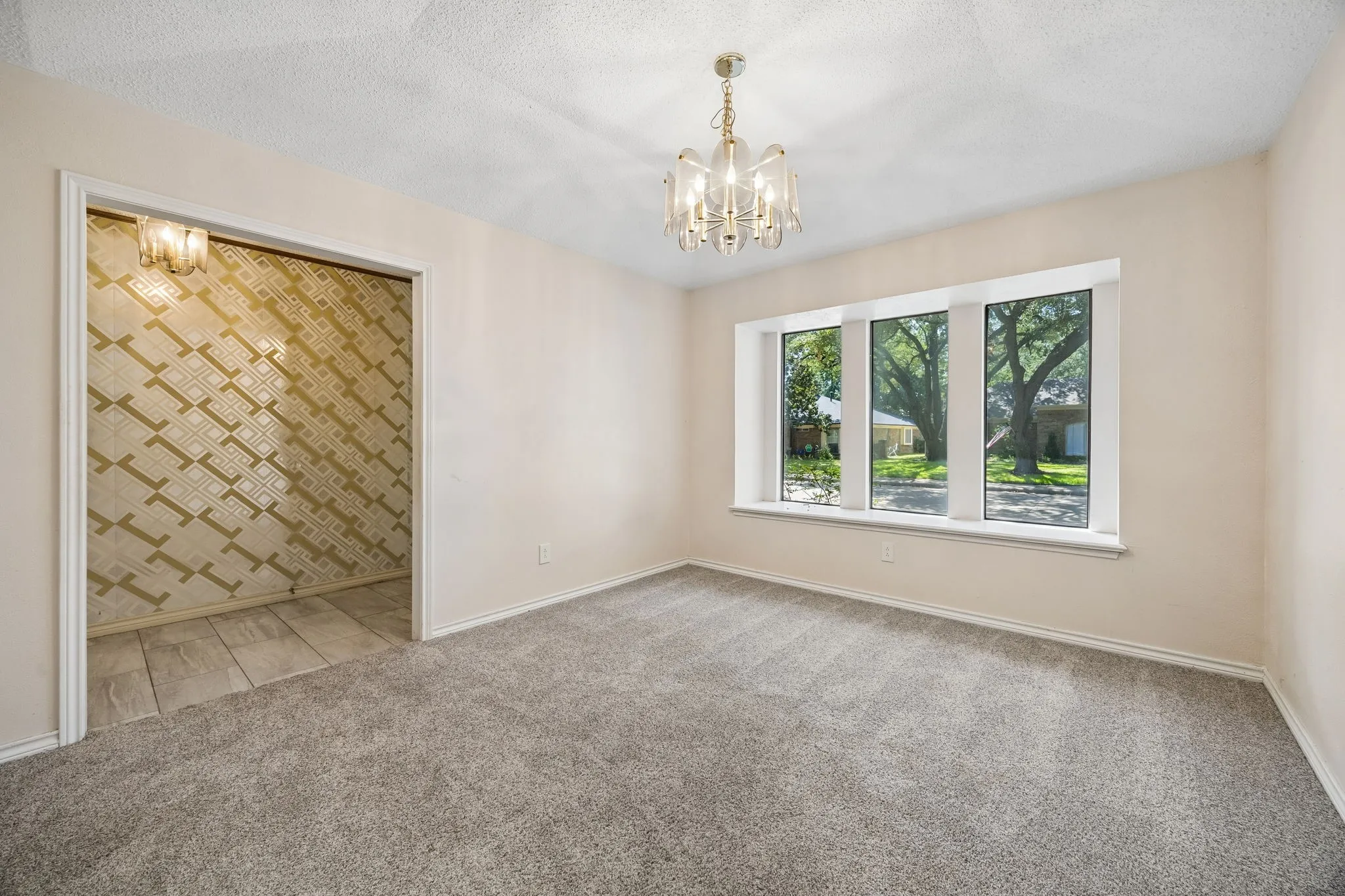 Single Family Residence For Sale in Dallas County , 6017 Timber Creek Lane, Dallas, Texas 75248, 3 Bedroom, 2 Bathroom, 2 Garage spaces, 2,332 Sqft, built in 1977, mls#21361135, Real Estate Agent in Dallas, Homes For Sale in Dallas county, Homes For Sale in Dallas, Realtor in Dallas Texas, Real Estate Brokerage Independent Realty Texas, Luminita Cordes Realtor