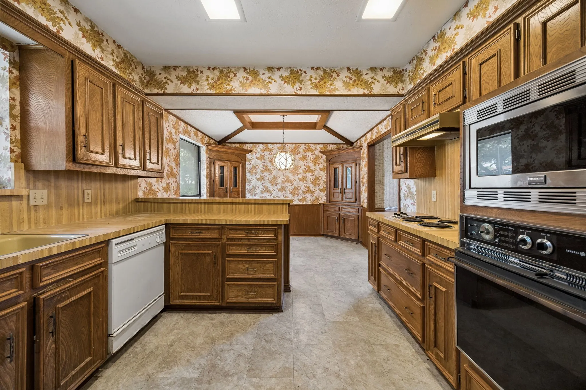 Single Family Residence For Sale in Dallas County , 6017 Timber Creek Lane, Dallas, Texas 75248, 3 Bedroom, 2 Bathroom, 2 Garage spaces, 2,332 Sqft, built in 1977, mls#21361135, Real Estate Agent in Dallas, Homes For Sale in Dallas county, Homes For Sale in Dallas, Realtor in Dallas Texas, Real Estate Brokerage Independent Realty Texas, Luminita Cordes Realtor