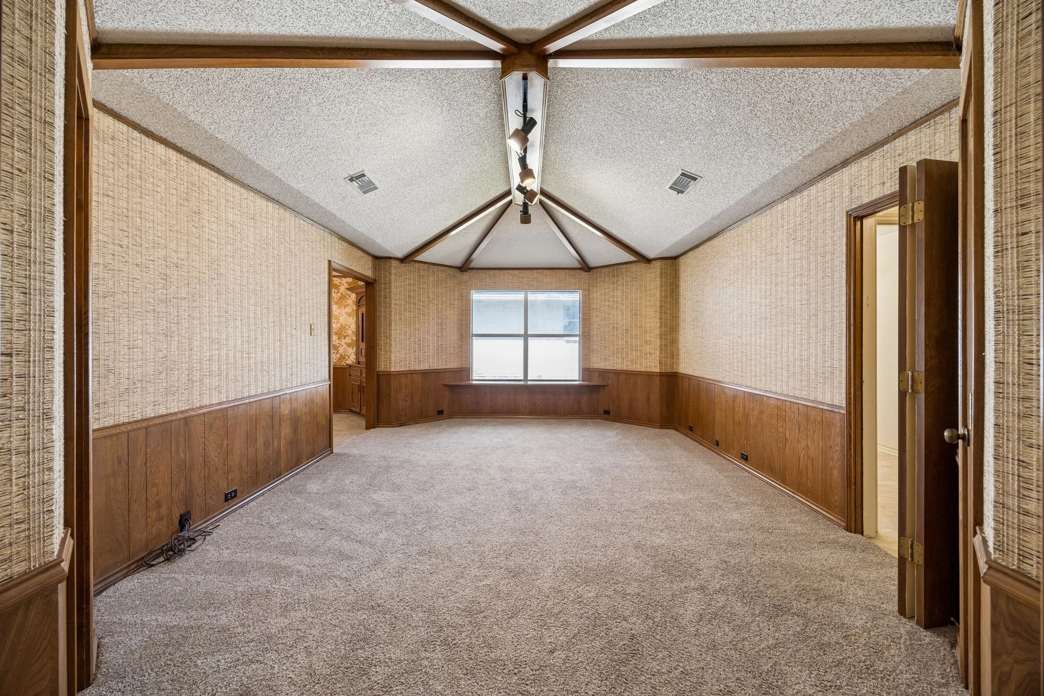 Single Family Residence For Sale in Dallas County , 6017 Timber Creek Lane, Dallas, Texas 75248, 3 Bedroom, 2 Bathroom, 2 Garage spaces, 2,332 Sqft, built in 1977, mls#21361135, Real Estate Agent in Dallas, Homes For Sale in Dallas county, Homes For Sale in Dallas, Realtor in Dallas Texas, Real Estate Brokerage Independent Realty Texas, Luminita Cordes Realtor