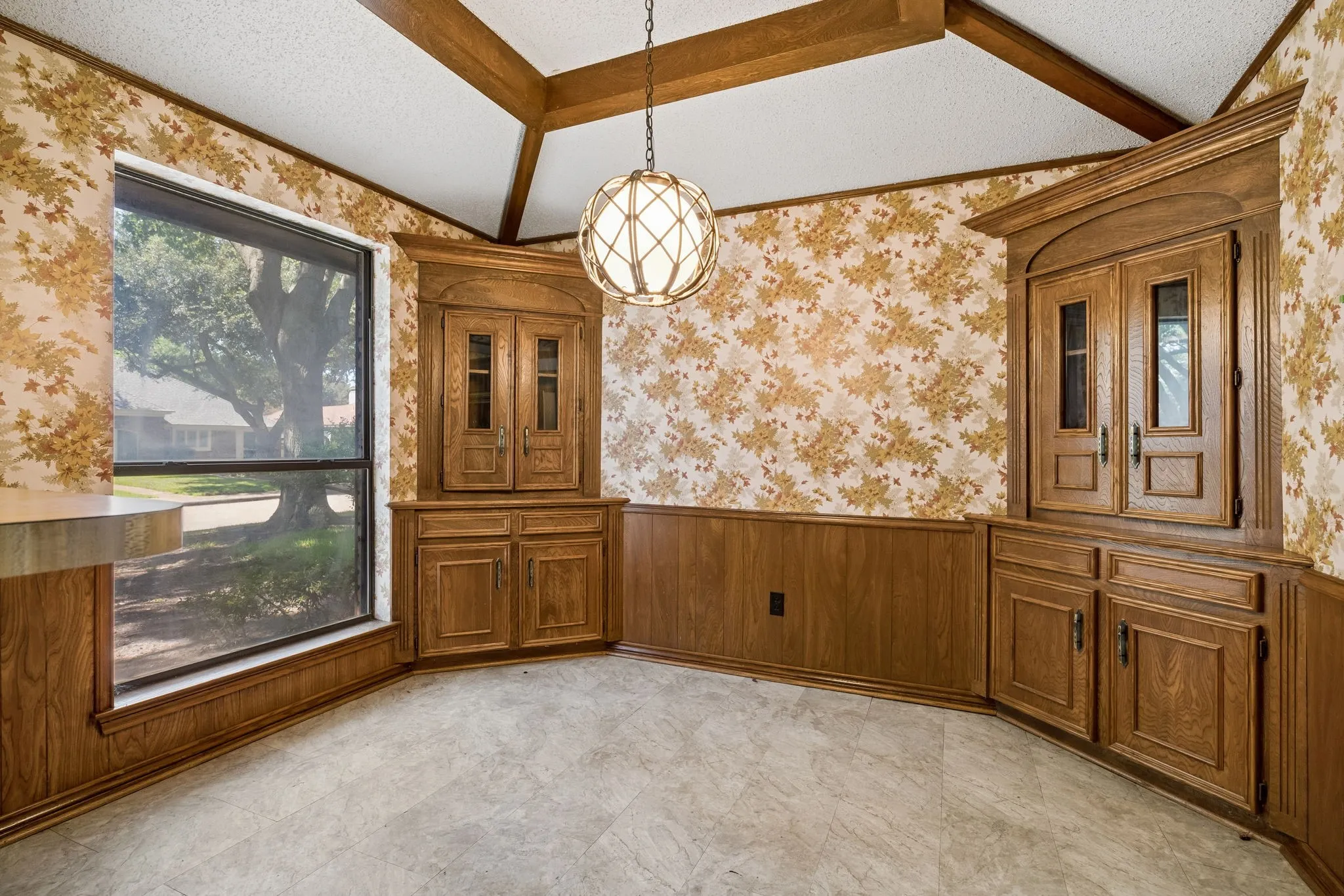 Single Family Residence For Sale in Dallas County , 6017 Timber Creek Lane, Dallas, Texas 75248, 3 Bedroom, 2 Bathroom, 2 Garage spaces, 2,332 Sqft, built in 1977, mls#21361135, Real Estate Agent in Dallas, Homes For Sale in Dallas county, Homes For Sale in Dallas, Realtor in Dallas Texas, Real Estate Brokerage Independent Realty Texas, Luminita Cordes Realtor