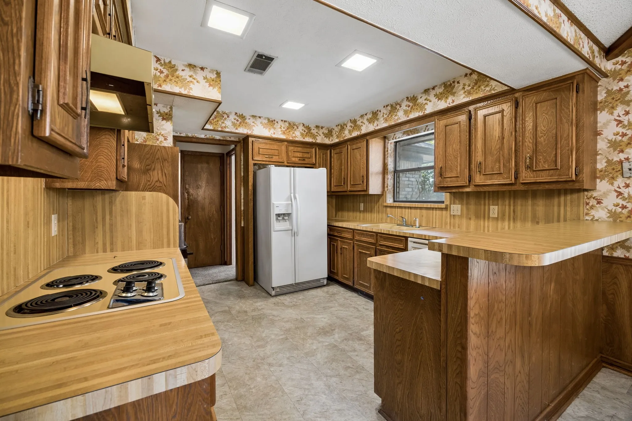 Single Family Residence For Sale in Dallas County , 6017 Timber Creek Lane, Dallas, Texas 75248, 3 Bedroom, 2 Bathroom, 2 Garage spaces, 2,332 Sqft, built in 1977, mls#21361135, Real Estate Agent in Dallas, Homes For Sale in Dallas county, Homes For Sale in Dallas, Realtor in Dallas Texas, Real Estate Brokerage Independent Realty Texas, Luminita Cordes Realtor
