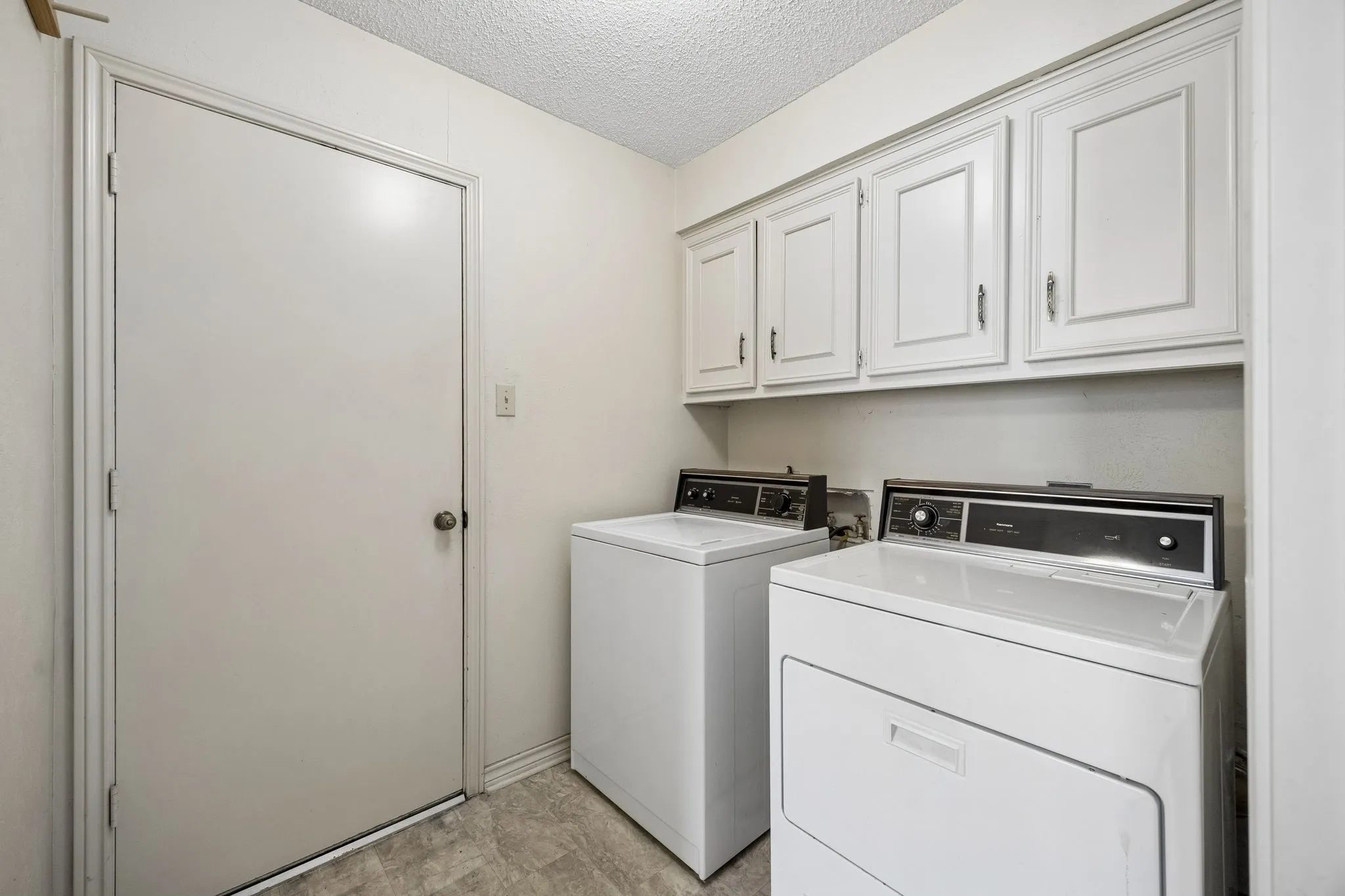 Single Family Residence For Sale in Dallas County , 6017 Timber Creek Lane, Dallas, Texas 75248, 3 Bedroom, 2 Bathroom, 2 Garage spaces, 2,332 Sqft, built in 1977, mls#21361135, Real Estate Agent in Dallas, Homes For Sale in Dallas county, Homes For Sale in Dallas, Realtor in Dallas Texas, Real Estate Brokerage Independent Realty Texas, Luminita Cordes Realtor