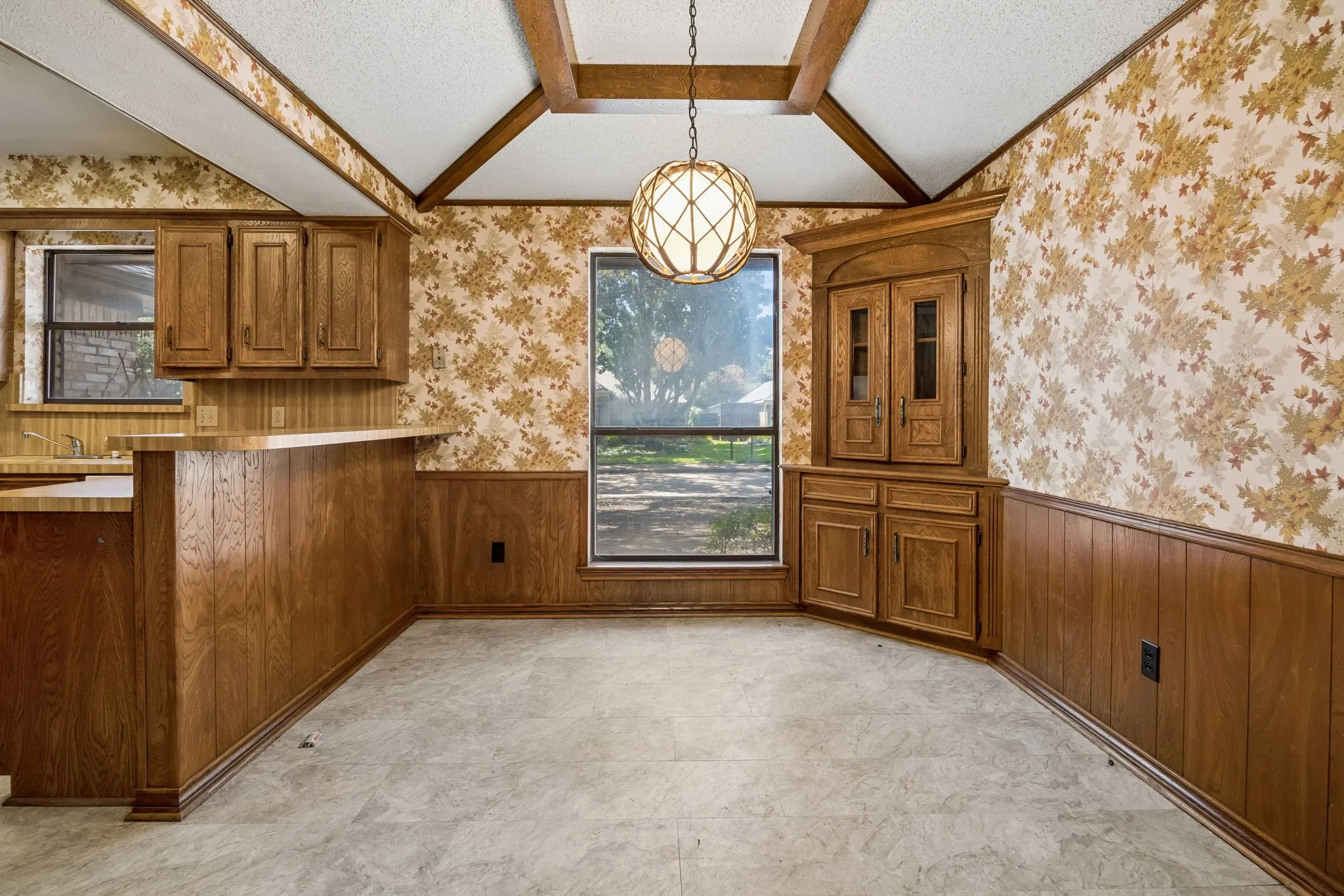 Single Family Residence For Sale in Dallas County , 6017 Timber Creek Lane, Dallas, Texas 75248, 3 Bedroom, 2 Bathroom, 2 Garage spaces, 2,332 Sqft, built in 1977, mls#21361135, Real Estate Agent in Dallas, Homes For Sale in Dallas county, Homes For Sale in Dallas, Realtor in Dallas Texas, Real Estate Brokerage Independent Realty Texas, Luminita Cordes Realtor
