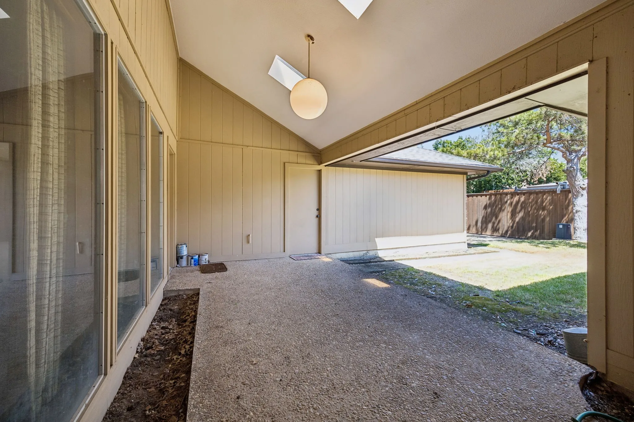 Single Family Residence For Sale in Dallas County , 6017 Timber Creek Lane, Dallas, Texas 75248, 3 Bedroom, 2 Bathroom, 2 Garage spaces, 2,332 Sqft, built in 1977, mls#21361135, Real Estate Agent in Dallas, Homes For Sale in Dallas county, Homes For Sale in Dallas, Realtor in Dallas Texas, Real Estate Brokerage Independent Realty Texas, Luminita Cordes Realtor