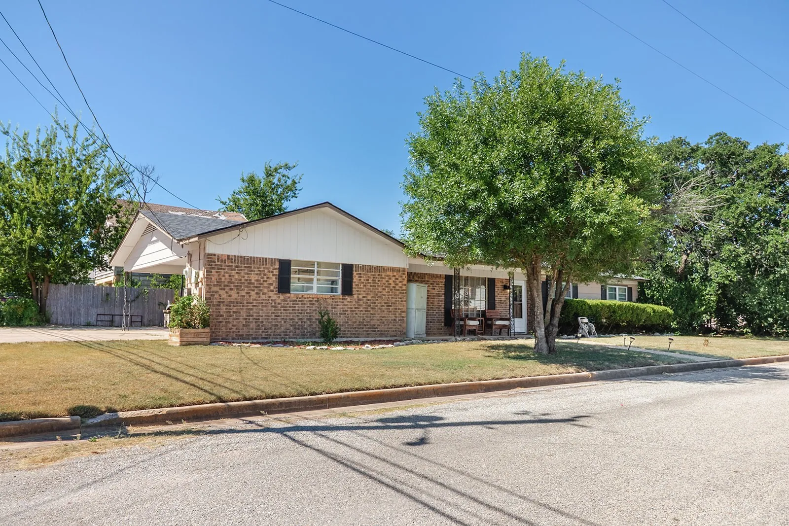 Single Family Residence For Sale in Mc Culloch County , 301 W 7th Street, Brady, Texas 76825, 3 Bedroom, 2 Bathroom, Garage spaces, 1,400 Sqft, built in 1965, mls#21363817, Real Estate Agent in Brady, Homes For Sale in Mc Culloch county, Homes For Sale in Brady, Realtor in Brady Texas, Real Estate Brokerage Independent Realty Texas, Luminita Cordes Realtor
