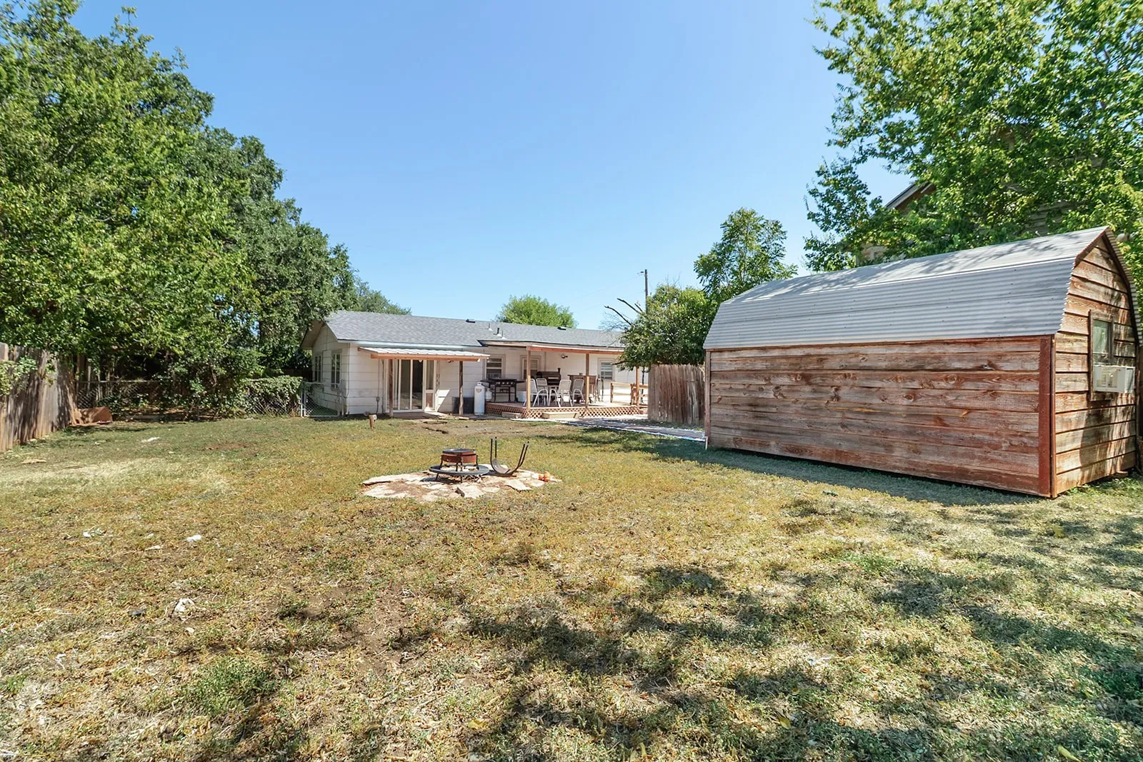 Single Family Residence For Sale in Mc Culloch County , 301 W 7th Street, Brady, Texas 76825, 3 Bedroom, 2 Bathroom, Garage spaces, 1,400 Sqft, built in 1965, mls#21363817, Real Estate Agent in Brady, Homes For Sale in Mc Culloch county, Homes For Sale in Brady, Realtor in Brady Texas, Real Estate Brokerage Independent Realty Texas, Luminita Cordes Realtor