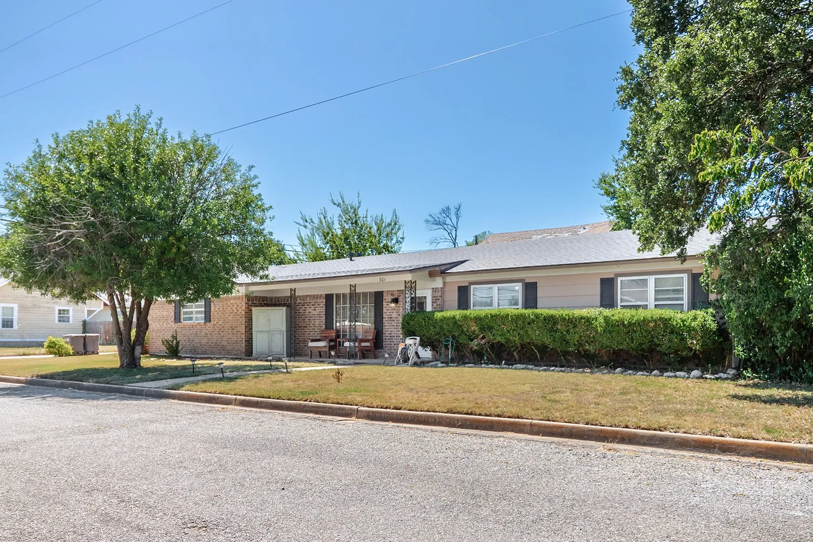 Single Family Residence For Sale in Mc Culloch County , 301 W 7th Street, Brady, Texas 76825, 3 Bedroom, 2 Bathroom, Garage spaces, 1,400 Sqft, built in 1965, mls#21363817, Real Estate Agent in Brady, Homes For Sale in Mc Culloch county, Homes For Sale in Brady, Realtor in Brady Texas, Real Estate Brokerage Independent Realty Texas, Luminita Cordes Realtor