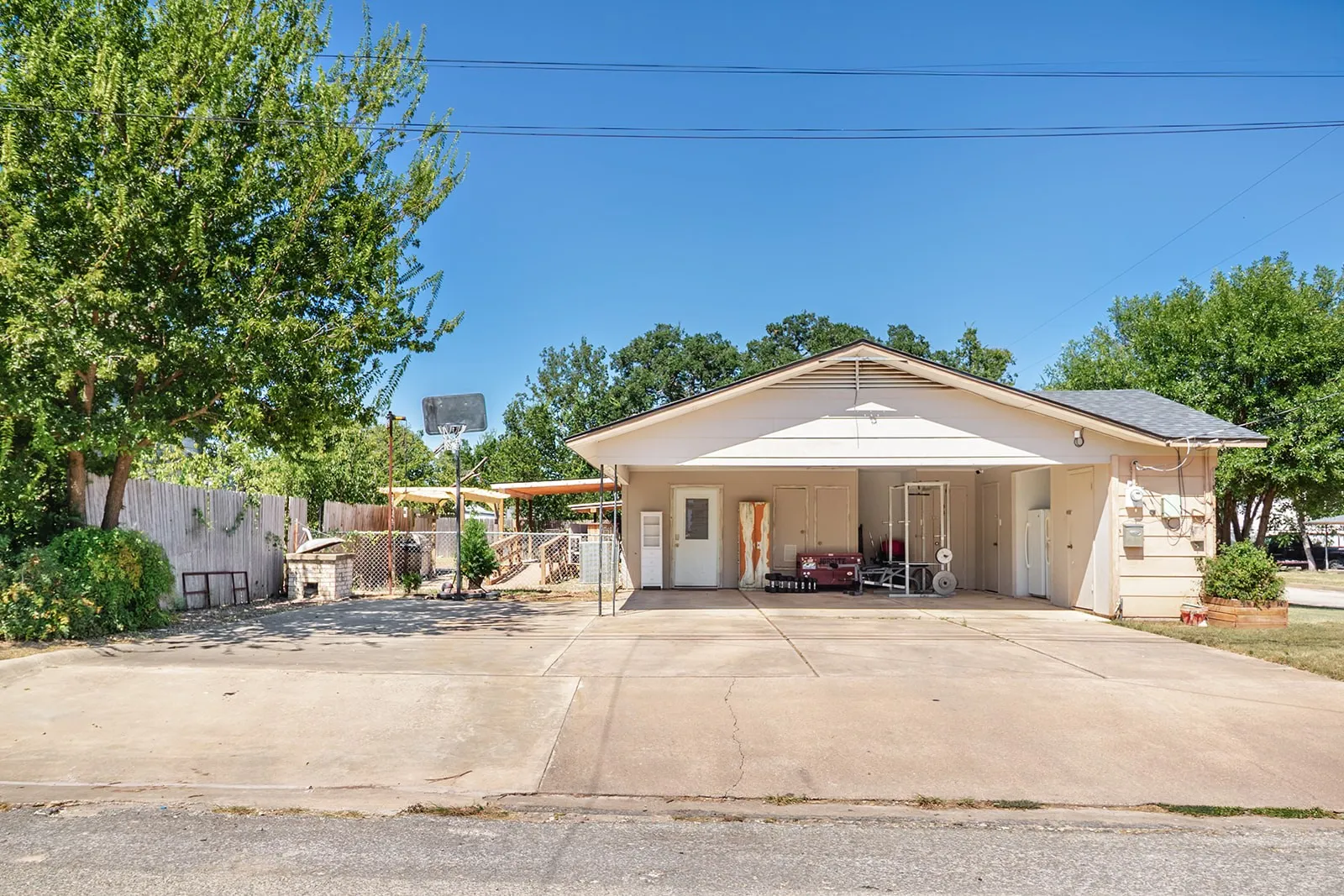 Single Family Residence For Sale in Mc Culloch County , 301 W 7th Street, Brady, Texas 76825, 3 Bedroom, 2 Bathroom, Garage spaces, 1,400 Sqft, built in 1965, mls#21363817, Real Estate Agent in Brady, Homes For Sale in Mc Culloch county, Homes For Sale in Brady, Realtor in Brady Texas, Real Estate Brokerage Independent Realty Texas, Luminita Cordes Realtor
