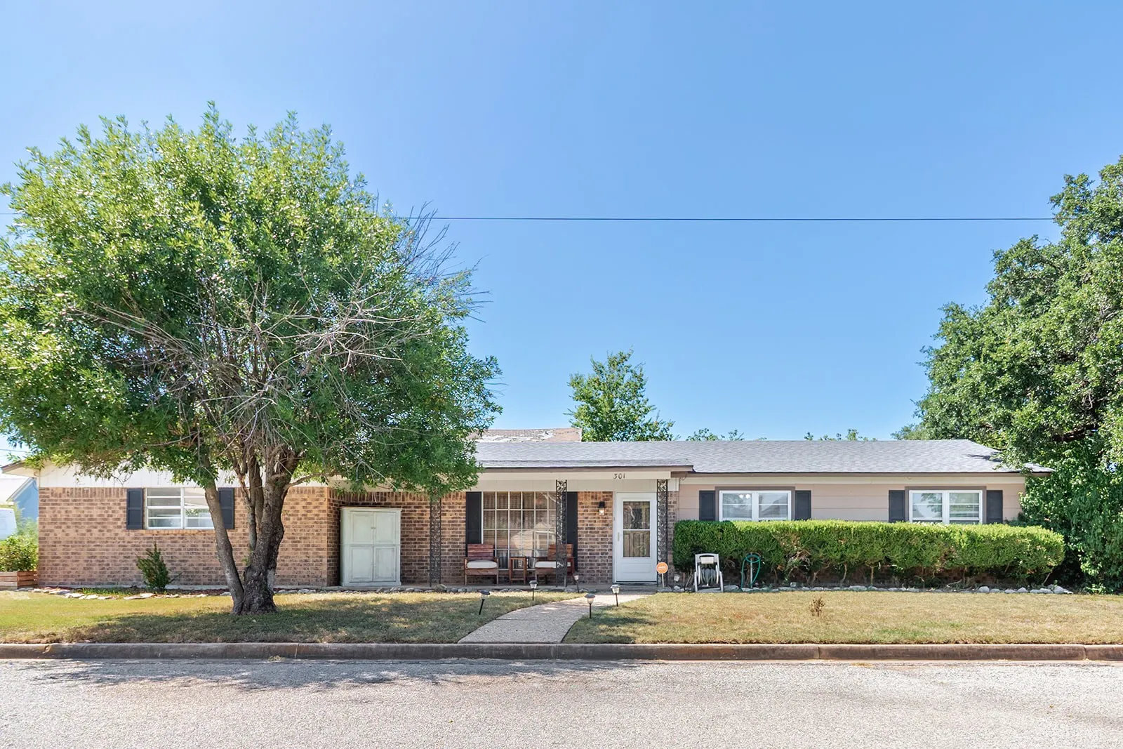Single Family Residence For Sale in Mc Culloch County , 301 W 7th Street, Brady, Texas 76825, 3 Bedroom, 2 Bathroom, Garage spaces, 1,400 Sqft, built in 1965, mls#21363817, Real Estate Agent in Brady, Homes For Sale in Mc Culloch county, Homes For Sale in Brady, Realtor in Brady Texas, Real Estate Brokerage Independent Realty Texas, Luminita Cordes Realtor