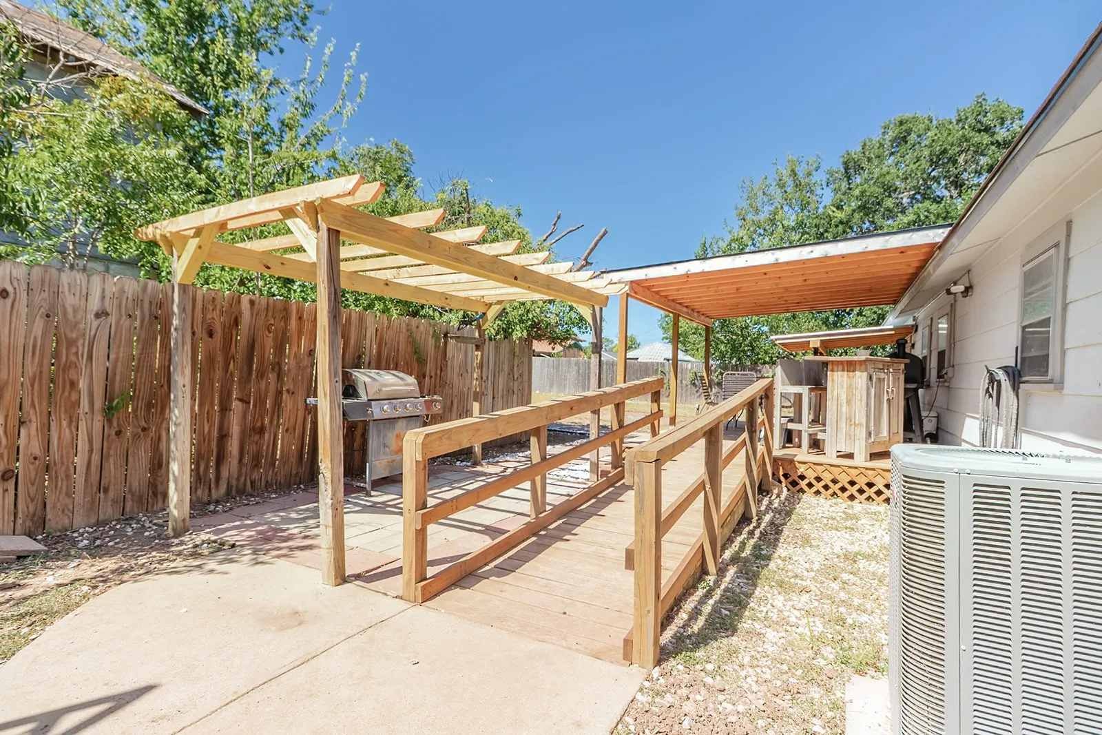 Single Family Residence For Sale in Mc Culloch County , 301 W 7th Street, Brady, Texas 76825, 3 Bedroom, 2 Bathroom, Garage spaces, 1,400 Sqft, built in 1965, mls#21363817, Real Estate Agent in Brady, Homes For Sale in Mc Culloch county, Homes For Sale in Brady, Realtor in Brady Texas, Real Estate Brokerage Independent Realty Texas, Luminita Cordes Realtor