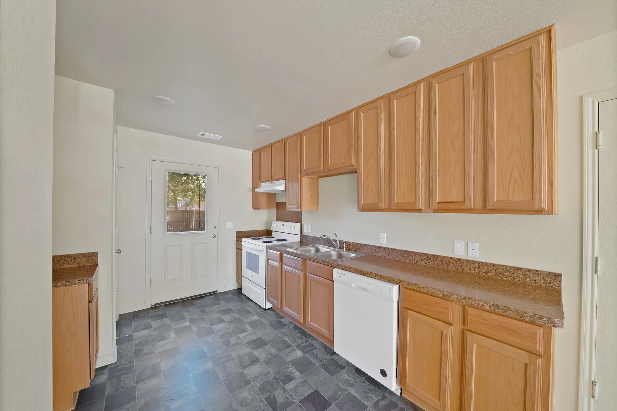 Single Family Residence For Rent in Tarrant County , 1415 E Jefferson Avenue, Fort Worth, Texas 76104, 3 Bedroom, 2 Bathroom, 1 Garage spaces, 1,136 Sqft, built in 2022, mls#21364636, Real Estate Agent in Fort Worth, Homes For Rent in Tarrant county, Homes For Rent in Fort Worth, Realtor in Fort Worth Texas, Real Estate Brokerage Independent Realty Texas, Luminita Cordes Realtor