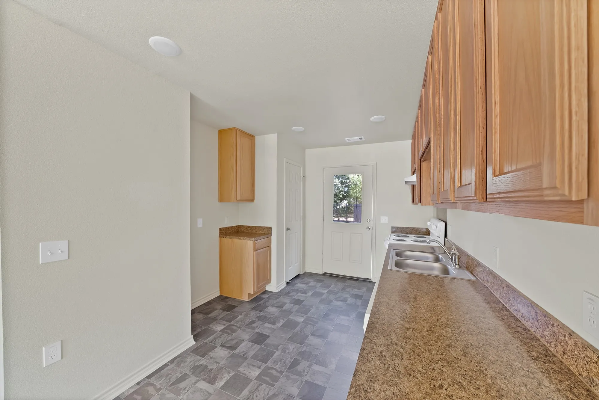 Single Family Residence For Rent in Tarrant County , 1415 E Jefferson Avenue, Fort Worth, Texas 76104, 3 Bedroom, 2 Bathroom, 1 Garage spaces, 1,136 Sqft, built in 2022, mls#21364636, Real Estate Agent in Fort Worth, Homes For Rent in Tarrant county, Homes For Rent in Fort Worth, Realtor in Fort Worth Texas, Real Estate Brokerage Independent Realty Texas, Luminita Cordes Realtor