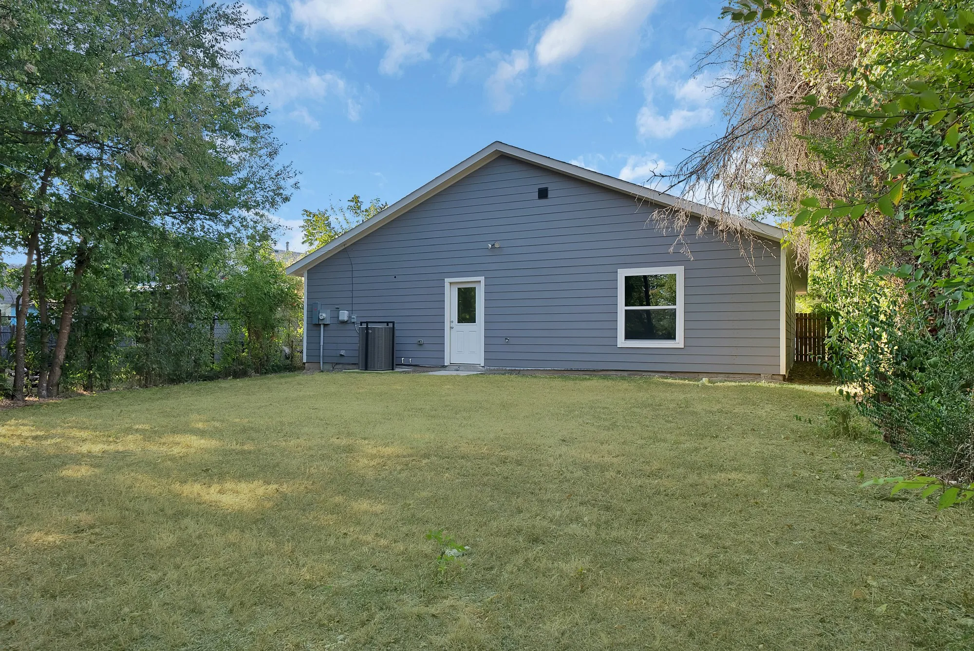 Single Family Residence For Rent in Tarrant County , 1415 E Jefferson Avenue, Fort Worth, Texas 76104, 3 Bedroom, 2 Bathroom, 1 Garage spaces, 1,136 Sqft, built in 2022, mls#21364636, Real Estate Agent in Fort Worth, Homes For Rent in Tarrant county, Homes For Rent in Fort Worth, Realtor in Fort Worth Texas, Real Estate Brokerage Independent Realty Texas, Luminita Cordes Realtor