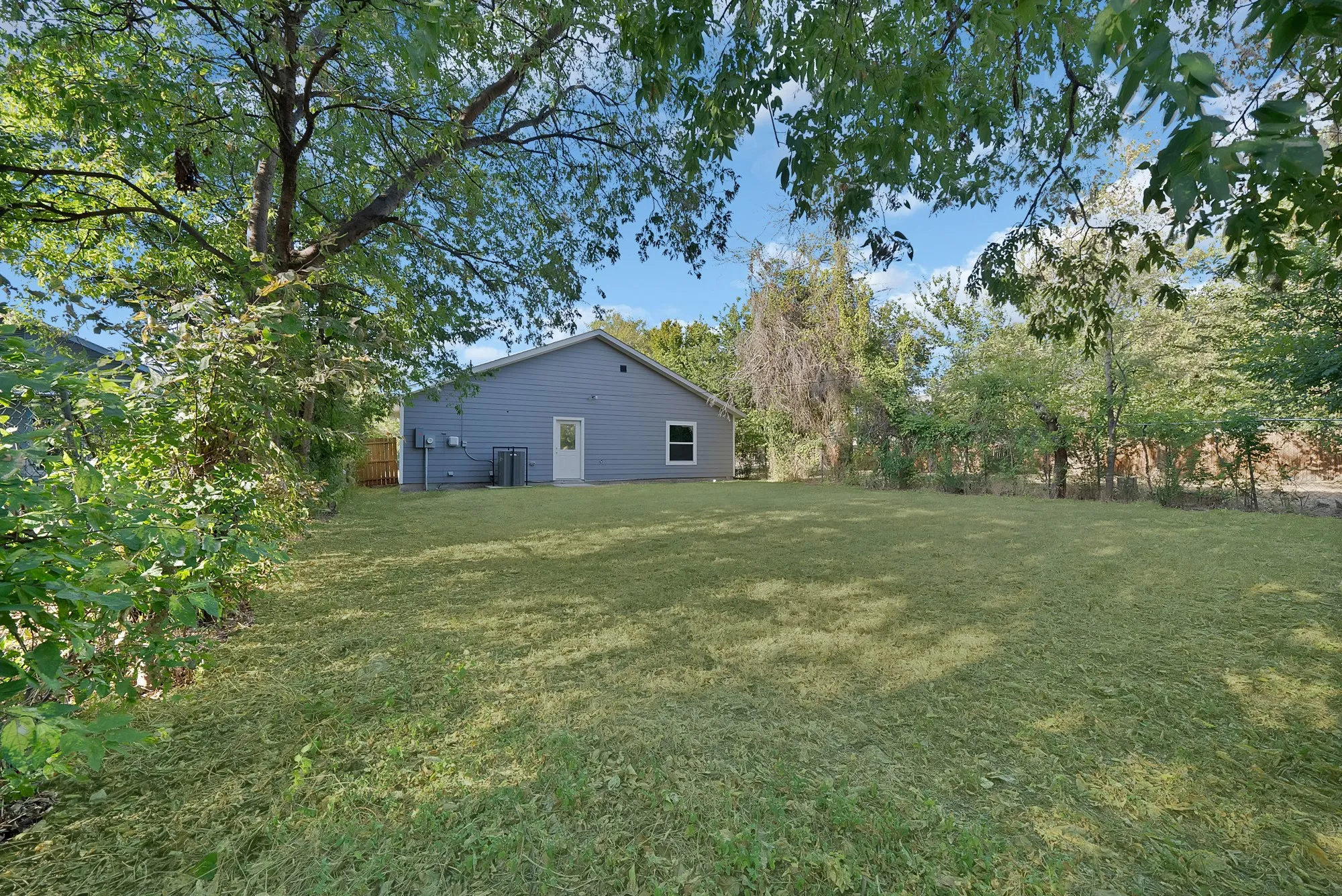 Single Family Residence For Rent in Tarrant County , 1415 E Jefferson Avenue, Fort Worth, Texas 76104, 3 Bedroom, 2 Bathroom, 1 Garage spaces, 1,136 Sqft, built in 2022, mls#21364636, Real Estate Agent in Fort Worth, Homes For Rent in Tarrant county, Homes For Rent in Fort Worth, Realtor in Fort Worth Texas, Real Estate Brokerage Independent Realty Texas, Luminita Cordes Realtor