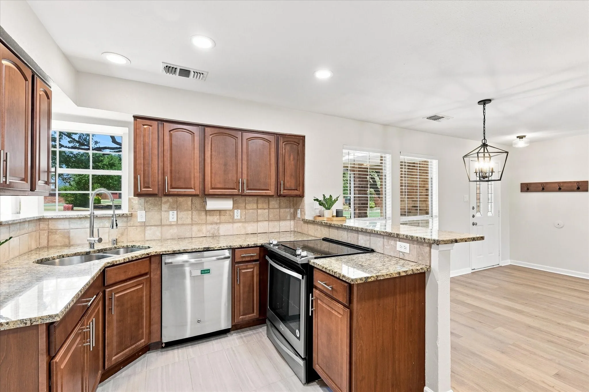 Single Family Residence For Sale in Collin County , 6905 Scott Court, Sachse, Texas 75048, 3 Bedroom, 2 Bathroom, 2 Garage spaces, 1,508 Sqft, built in 1993, mls#21362035, Real Estate Agent in Sachse, Homes For Sale in Collin county, Homes For Sale in Sachse, Realtor in Sachse Texas, Real Estate Brokerage Independent Realty Texas, Luminita Cordes Realtor