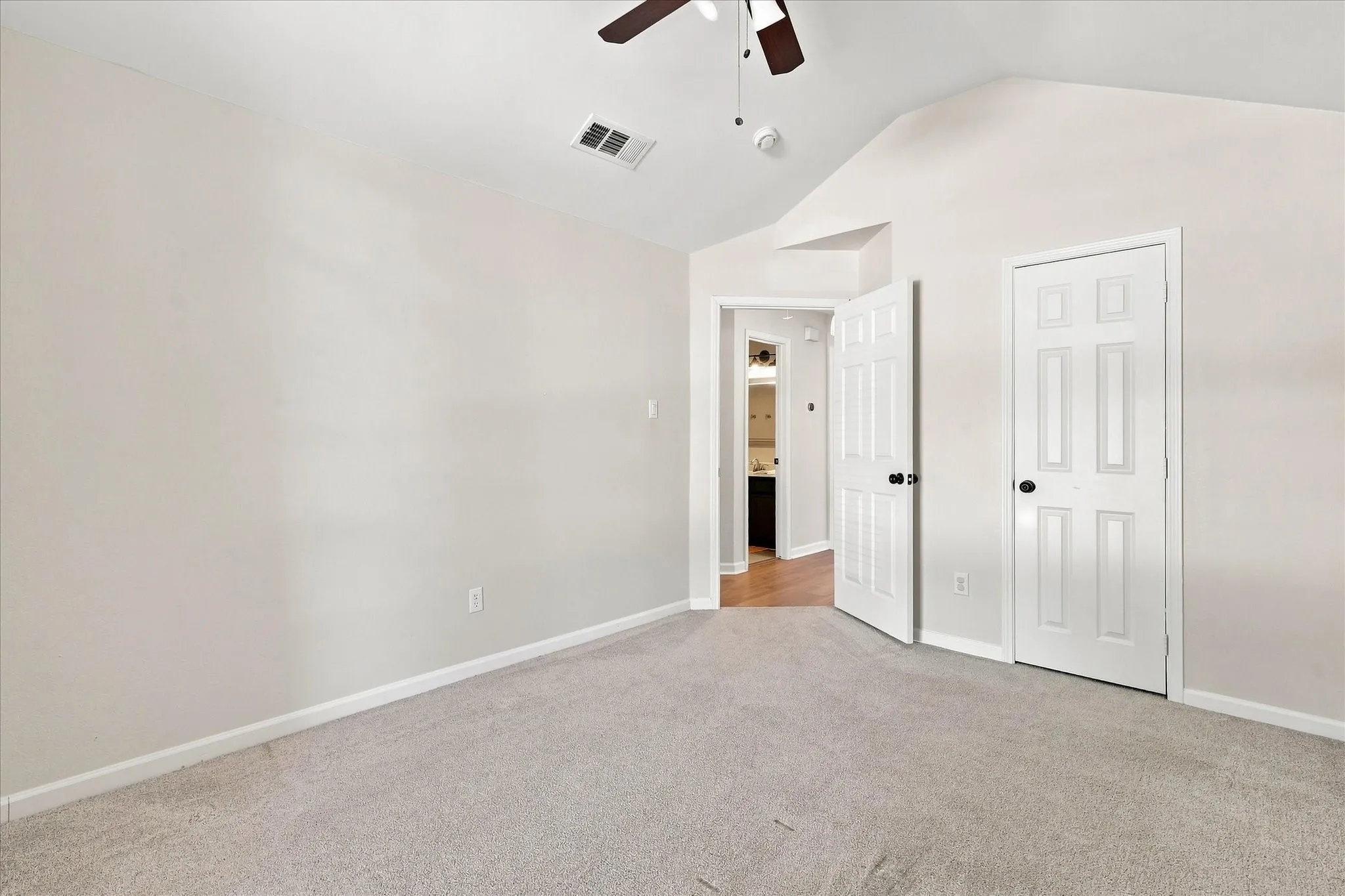Single Family Residence For Sale in Collin County , 6905 Scott Court, Sachse, Texas 75048, 3 Bedroom, 2 Bathroom, 2 Garage spaces, 1,508 Sqft, built in 1993, mls#21362035, Real Estate Agent in Sachse, Homes For Sale in Collin county, Homes For Sale in Sachse, Realtor in Sachse Texas, Real Estate Brokerage Independent Realty Texas, Luminita Cordes Realtor